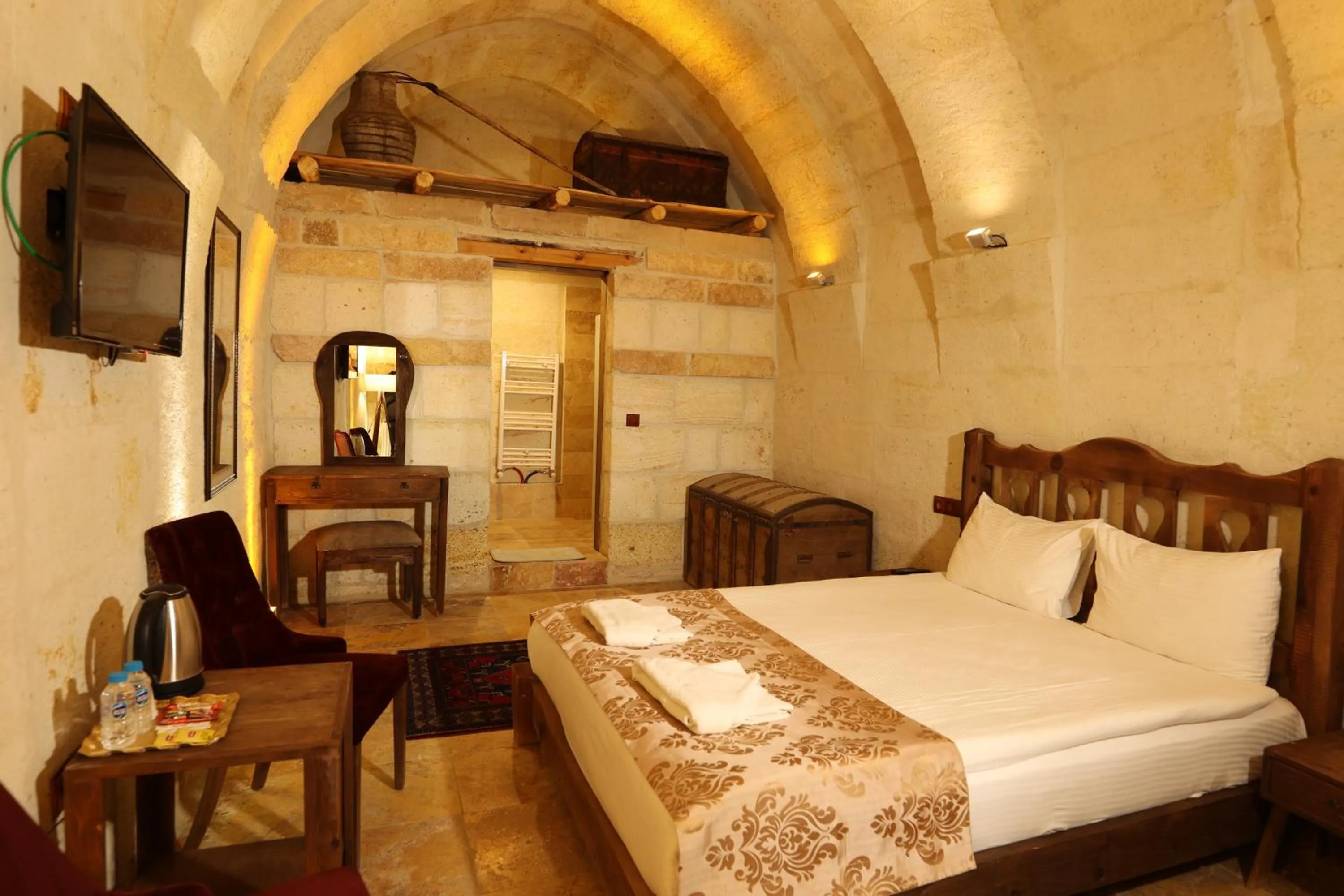 Communal lounge/ TV room, Bed in Cappadocia Balloon Boutique