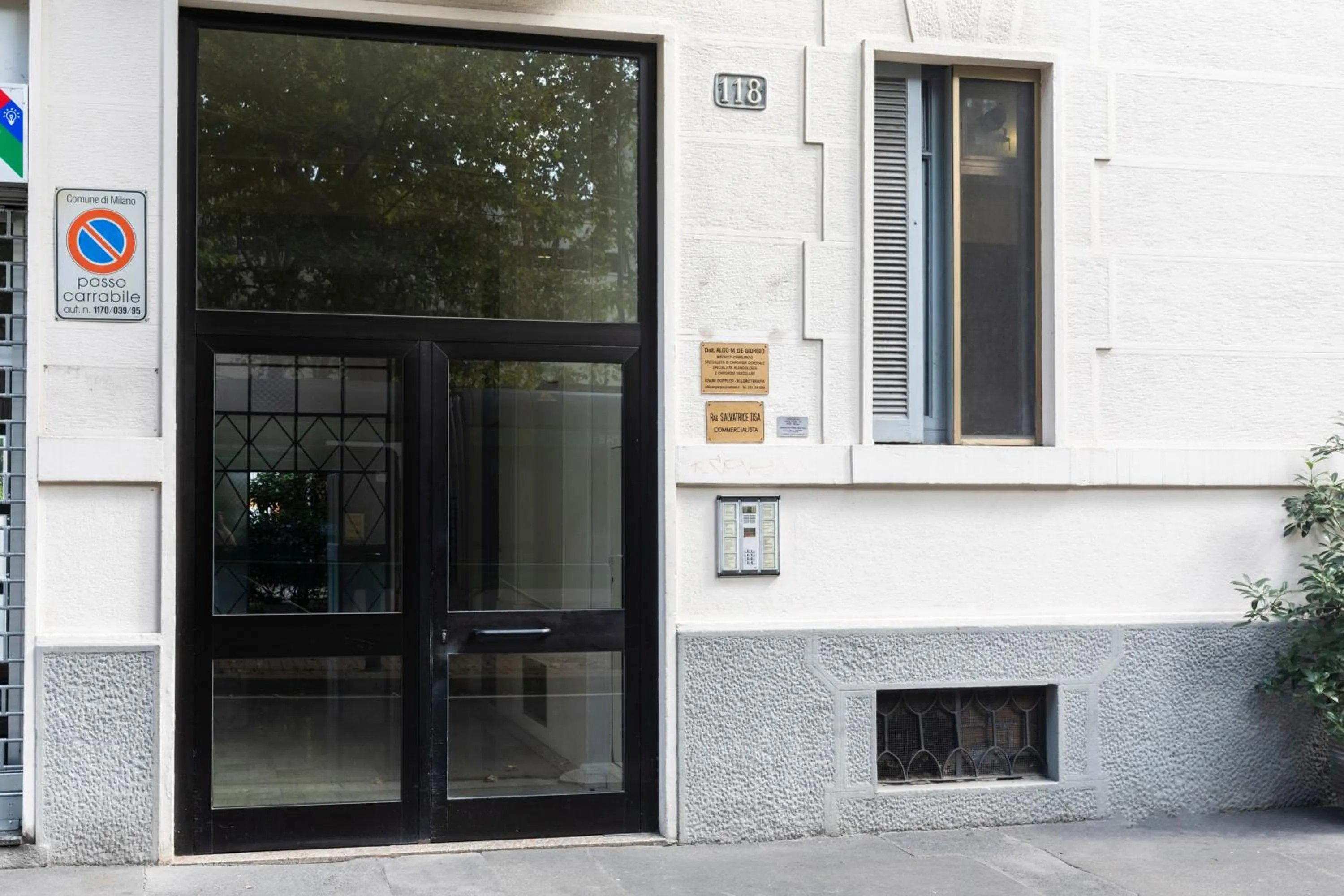 Property building in Casa Zara - Metro Lines