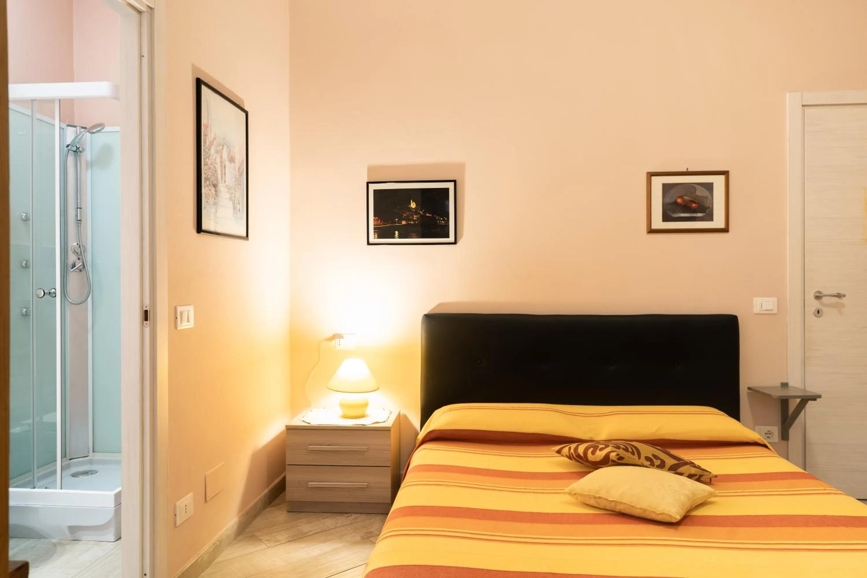 Double or Twin Room with Private Bathroom in tra il borgo e il mare
