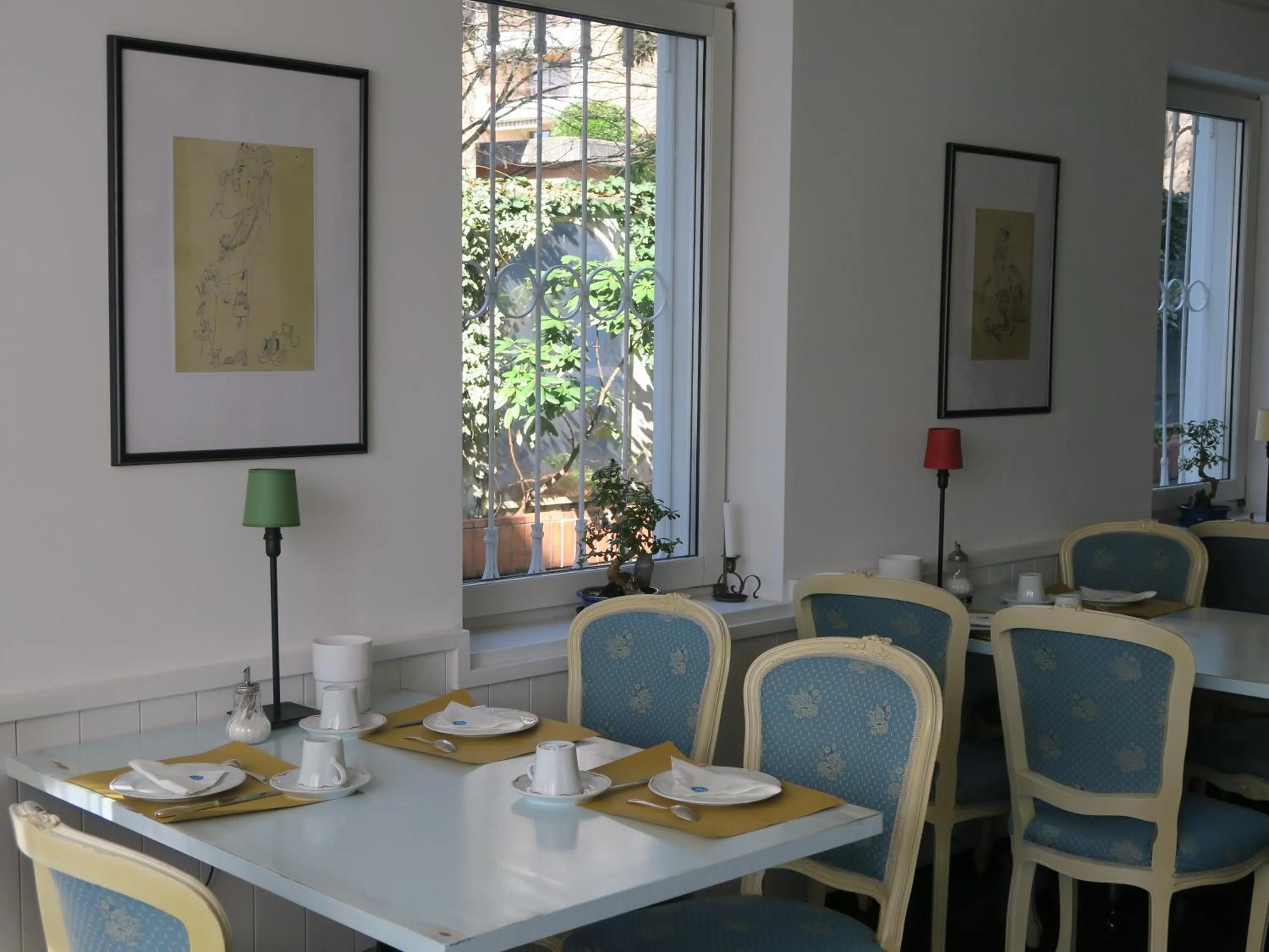 Restaurant/places to eat in Piccolo Hotel