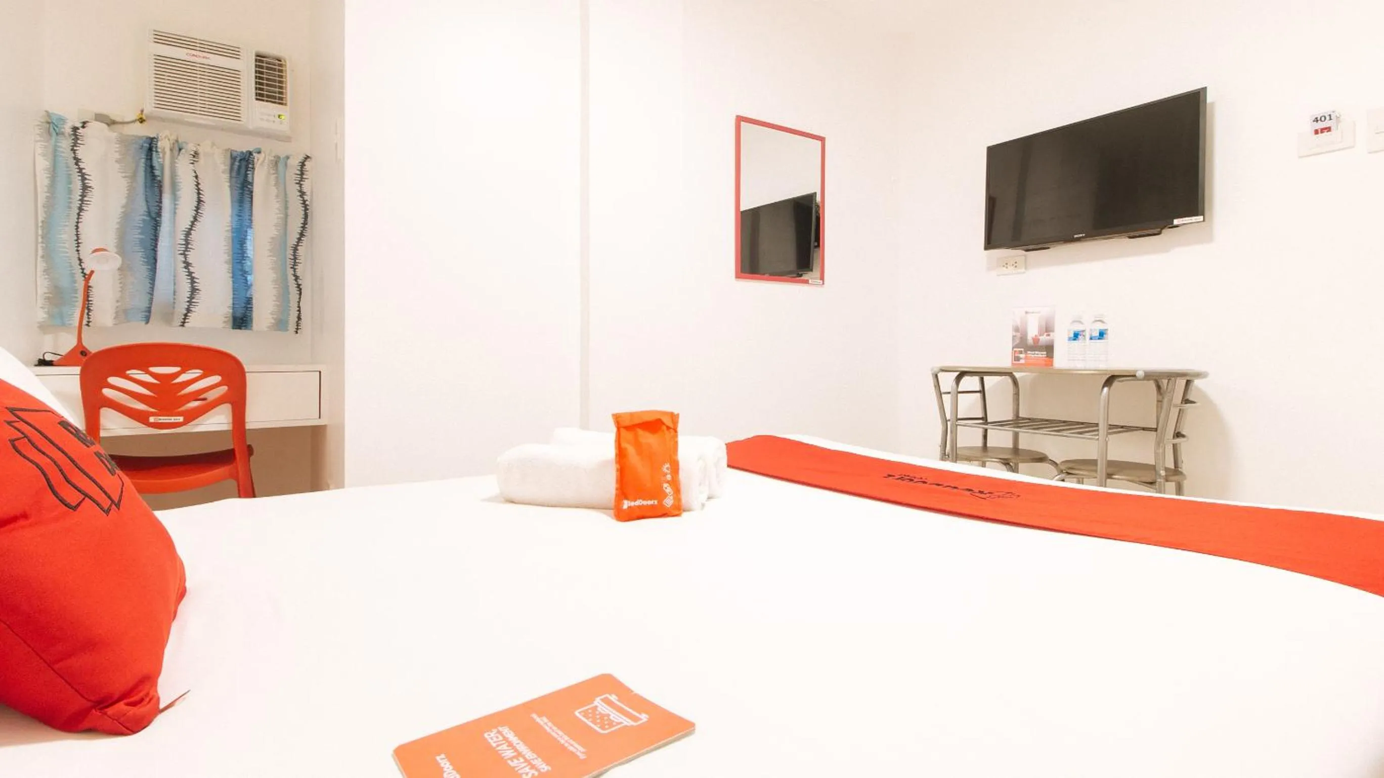 Bed in RedDoorz near Mercado del Lago