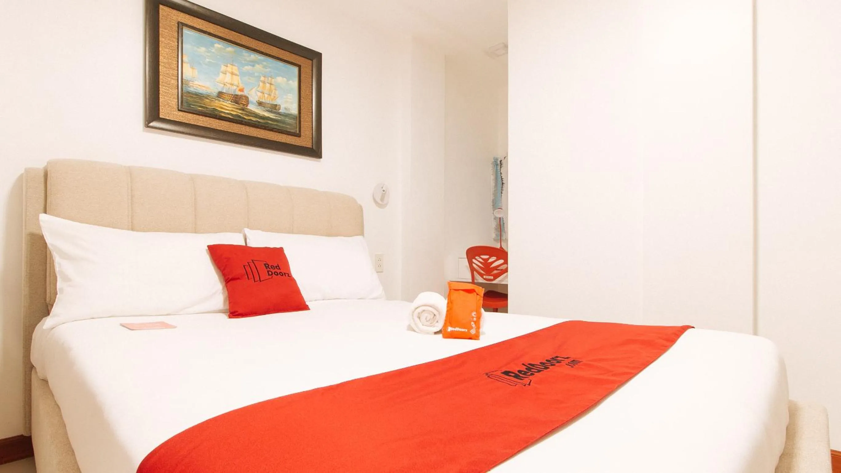 Bed in RedDoorz near Mercado del Lago