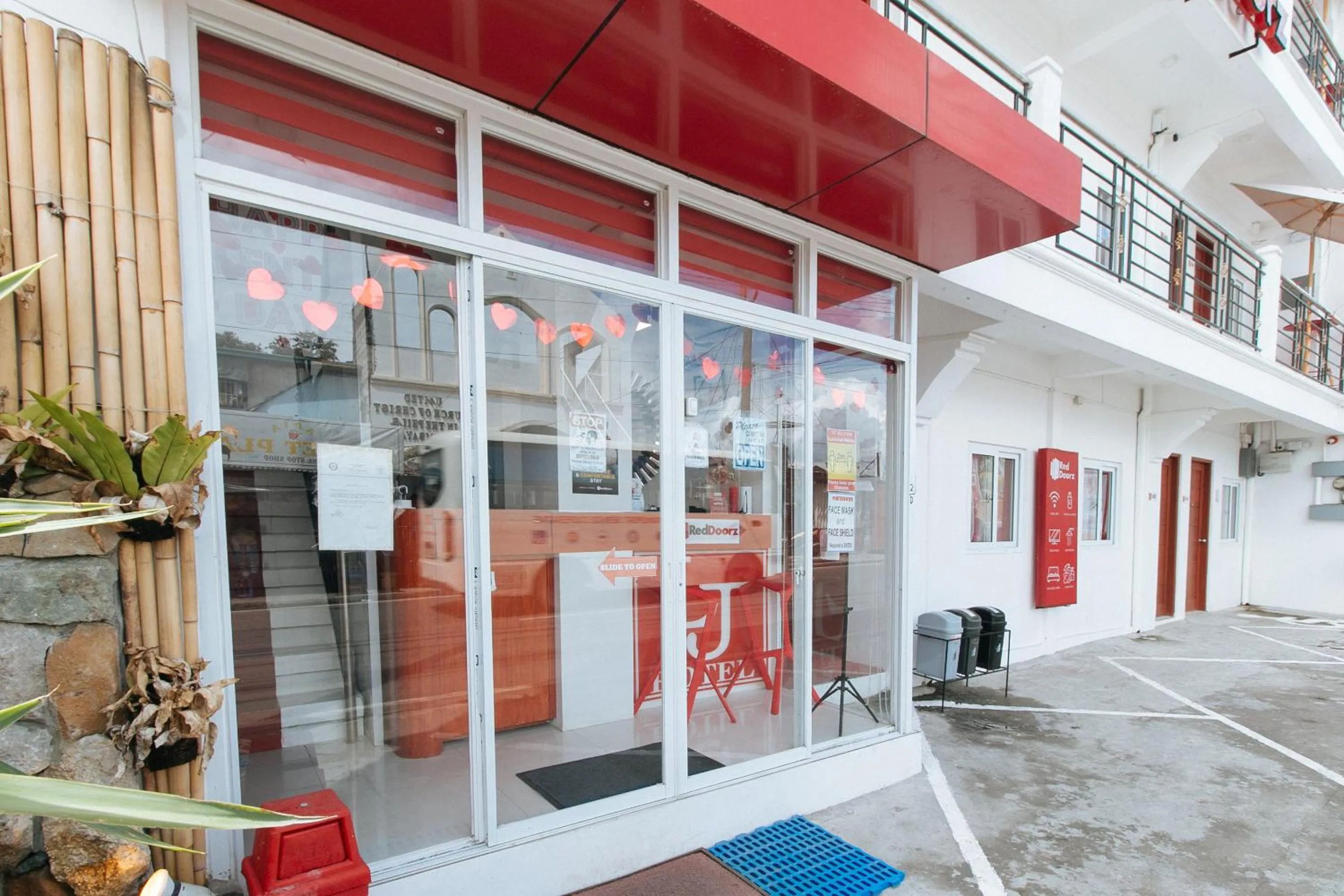 Facade/entrance in RedDoorz near Mercado del Lago
