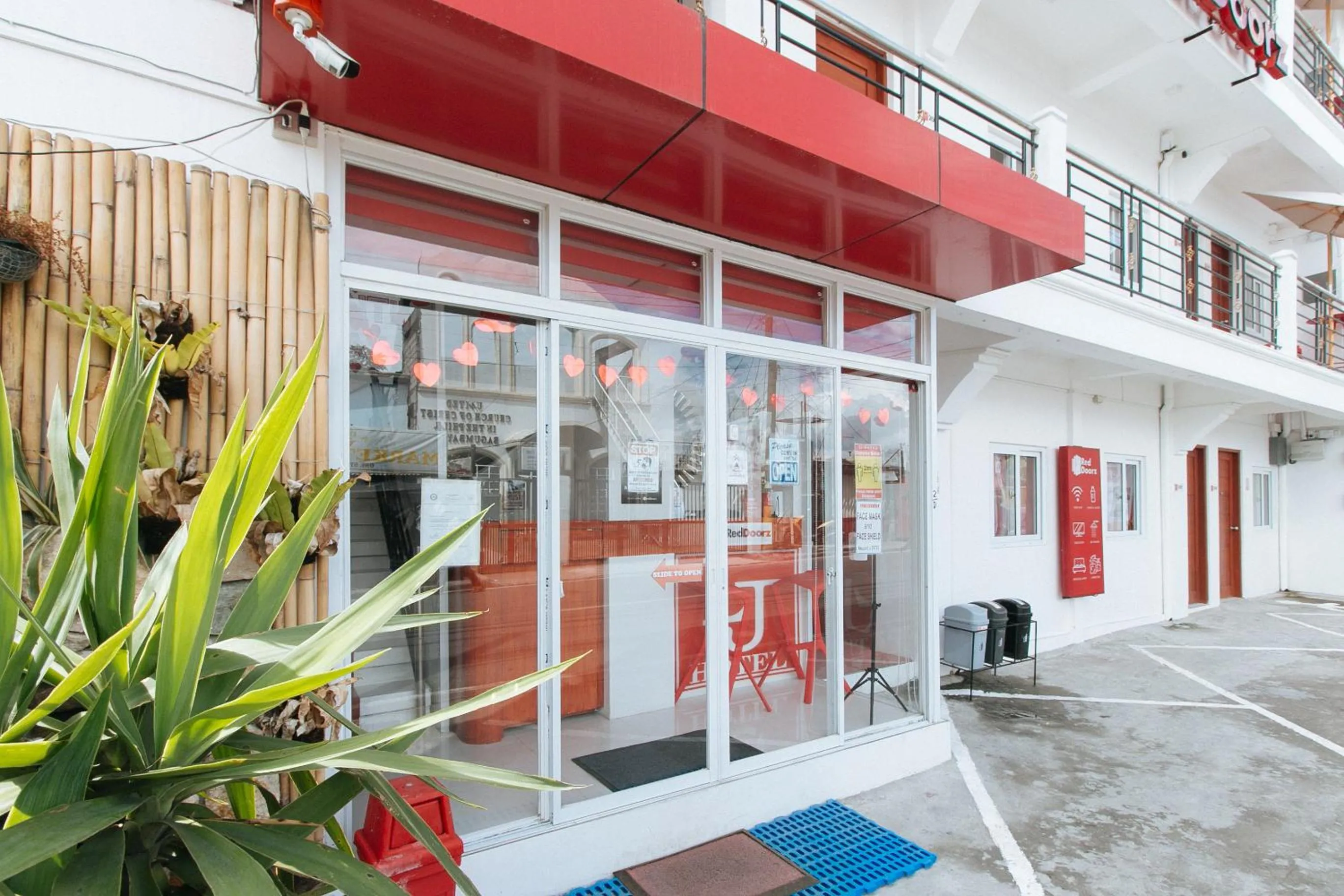 Facade/entrance in RedDoorz near Mercado del Lago