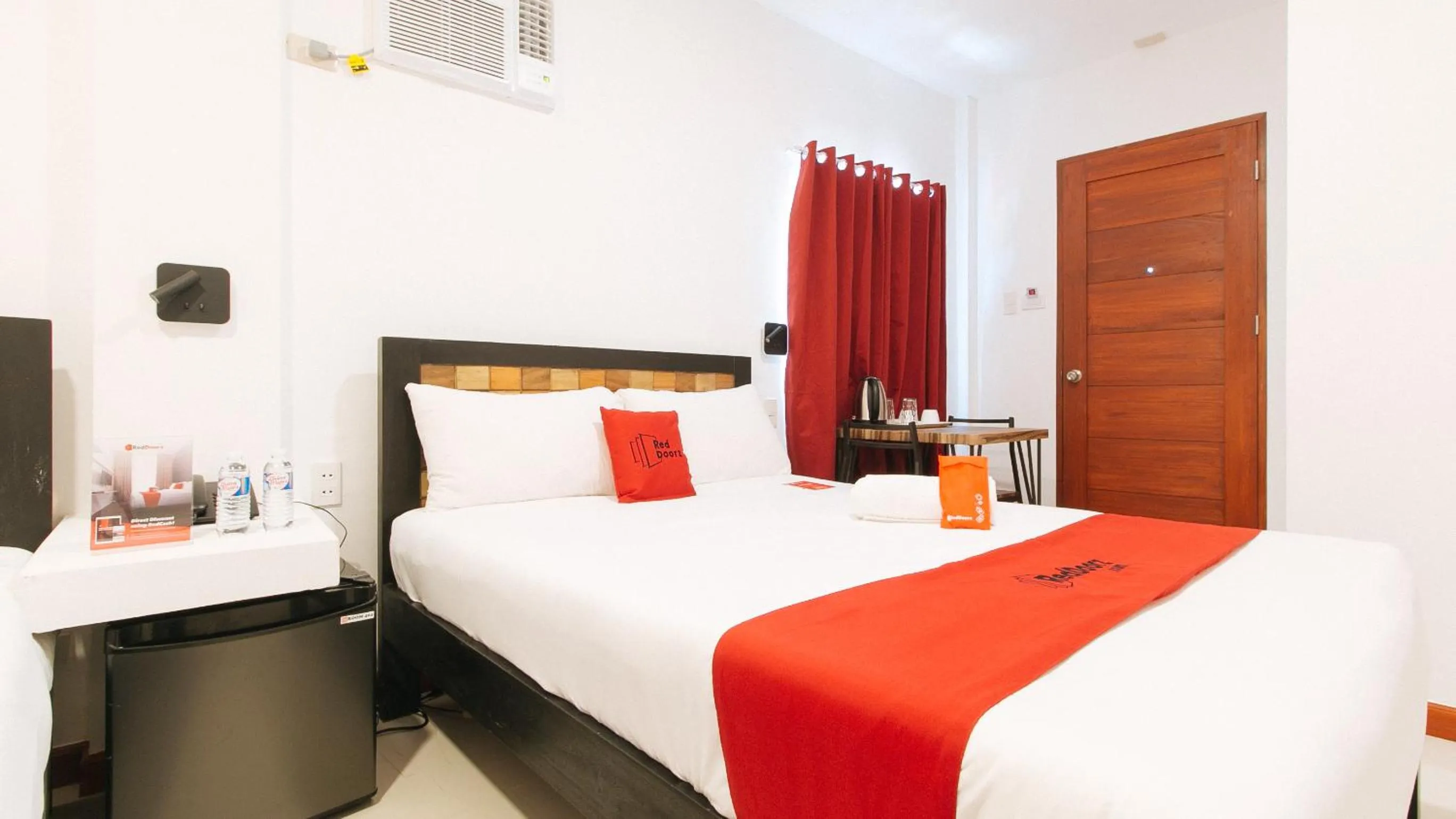 Bed in RedDoorz near Mercado del Lago