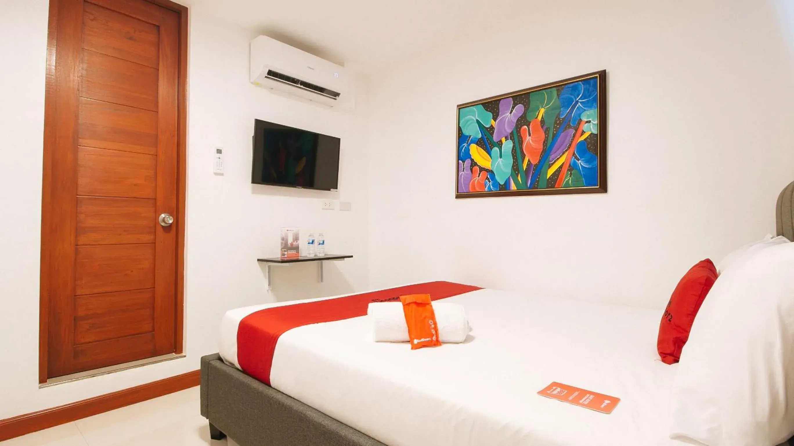 Bed in RedDoorz near Mercado del Lago Bed in RedDoorz near Mercado del Lago