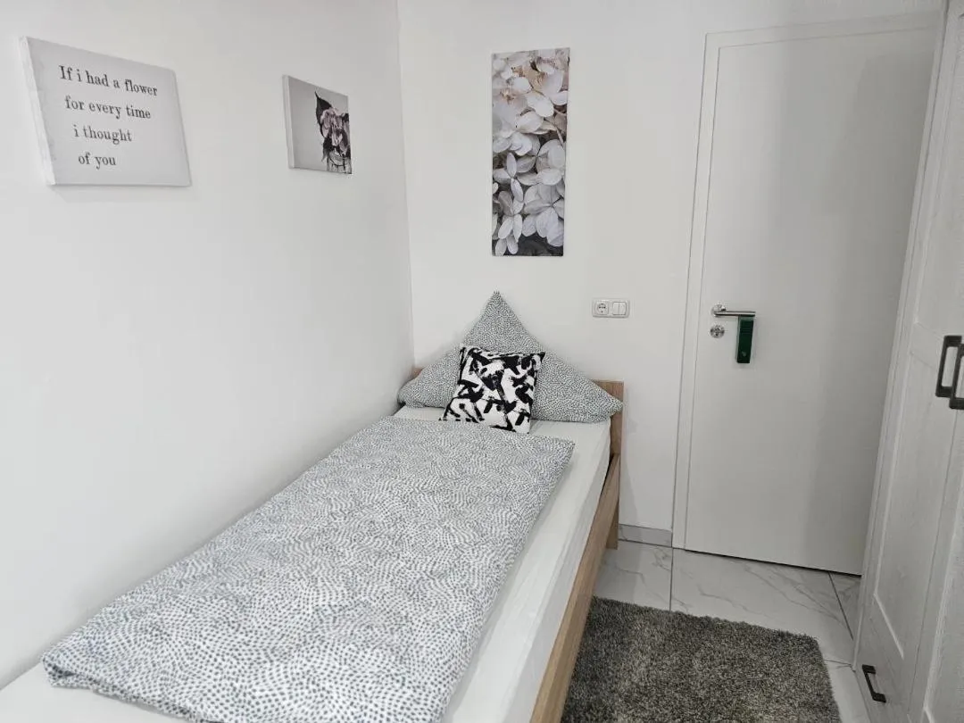 Bed in Balthasar Neumann Speiserei & Gästehaus - Zentrum Brühl -E-Ladestation, nähe Phantasialand