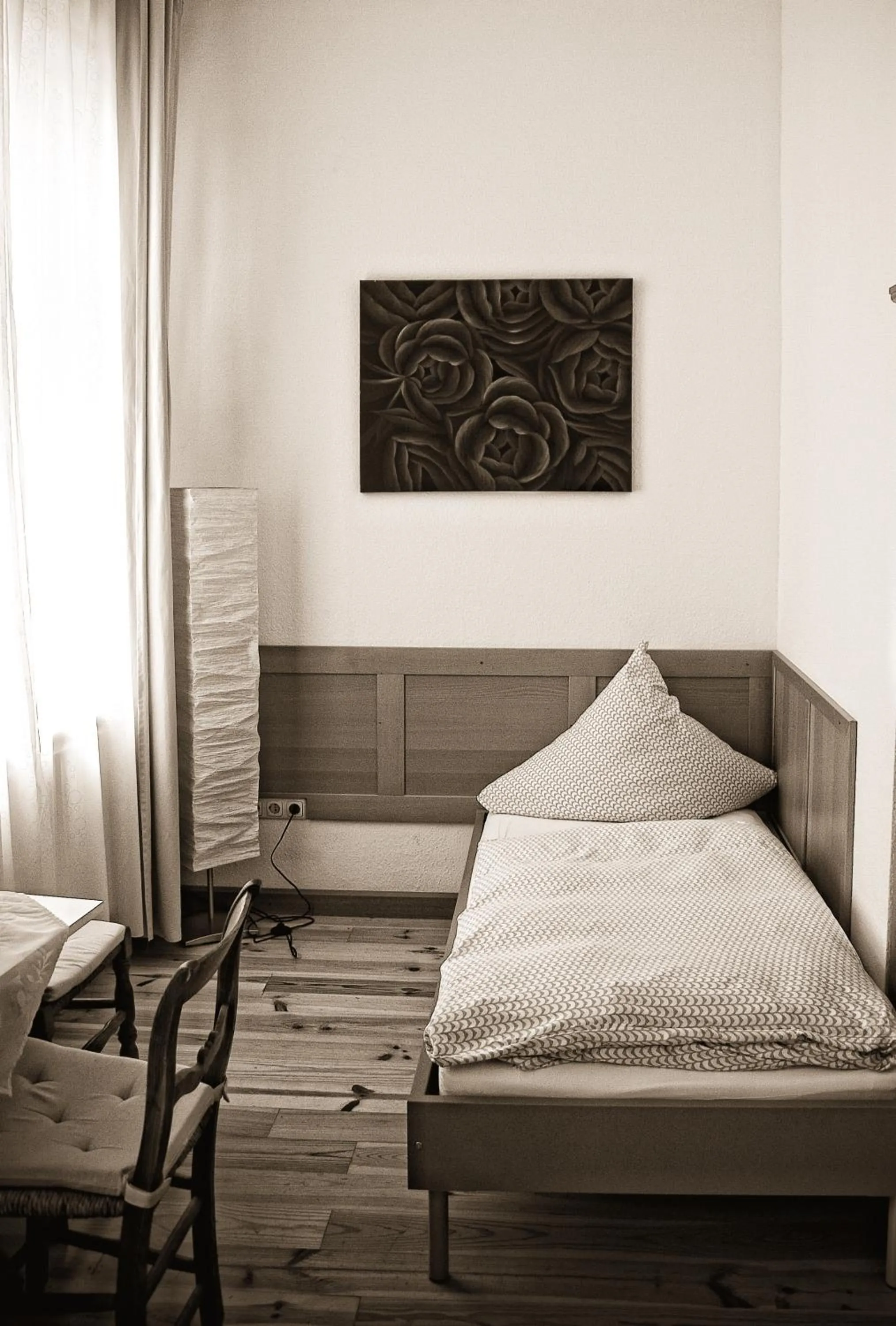 Photo of the whole room, Bed in Balthasar Neumann Speiserei & Gästehaus - Zentrum Brühl -E-Ladestation, nähe Phantasialand