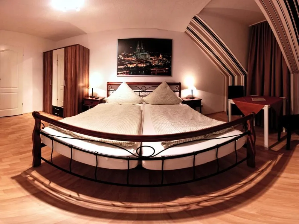 Photo of the whole room, Bed in Balthasar Neumann Speiserei & Gästehaus - Zentrum Brühl -E-Ladestation, nähe Phantasialand