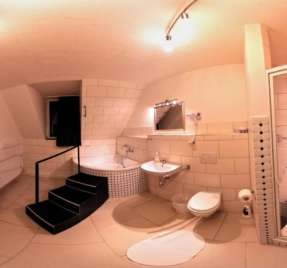 Bathroom in Balthasar Neumann Speiserei & Gästehaus - Zentrum Brühl -E-Ladestation, nähe Phantasialand