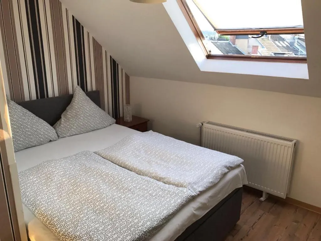 Bed in Balthasar Neumann Speiserei & Gästehaus - Zentrum Brühl -E-Ladestation, nähe Phantasialand