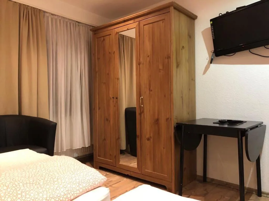 Bed in Balthasar Neumann Speiserei & Gästehaus - Zentrum Brühl -E-Ladestation, nähe Phantasialand