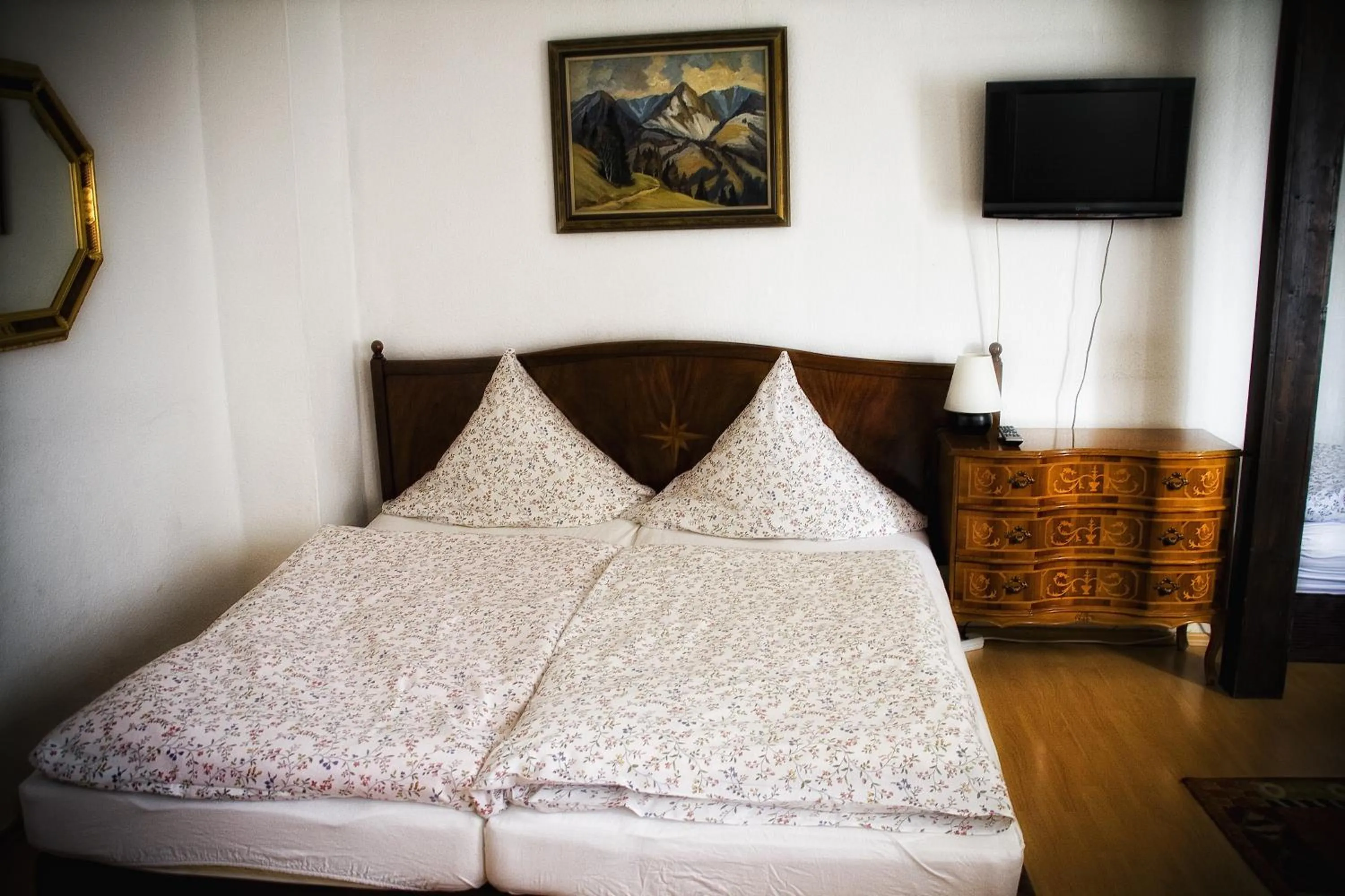 Photo of the whole room, Bed in Balthasar Neumann Speiserei & Gästehaus - Zentrum Brühl -E-Ladestation, nähe Phantasialand