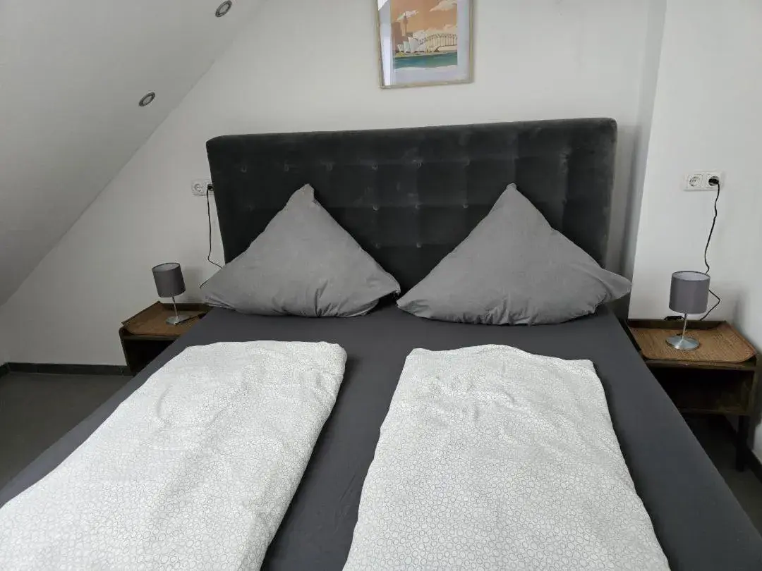 Bed in Balthasar Neumann Speiserei & Gästehaus - Zentrum Brühl -E-Ladestation, nähe Phantasialand Bed in Balthasar Neumann Speiserei & Gästehaus - Zentrum Brühl -E-Ladestation, nähe Phantasialand