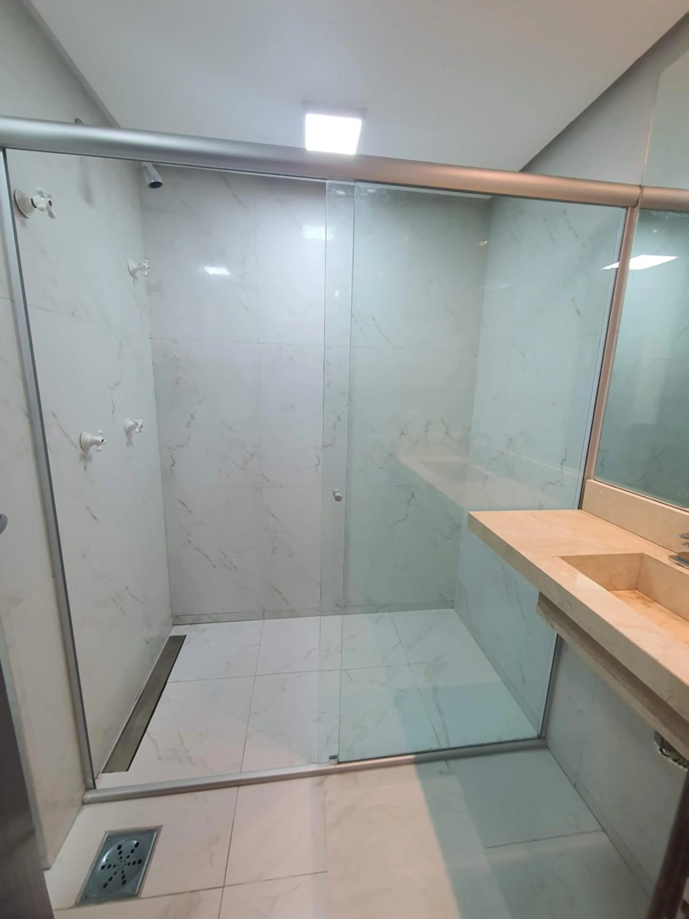 Shower in Lake Side Beira do Lago - piscina - academia - sauna- By Rei dos Flats