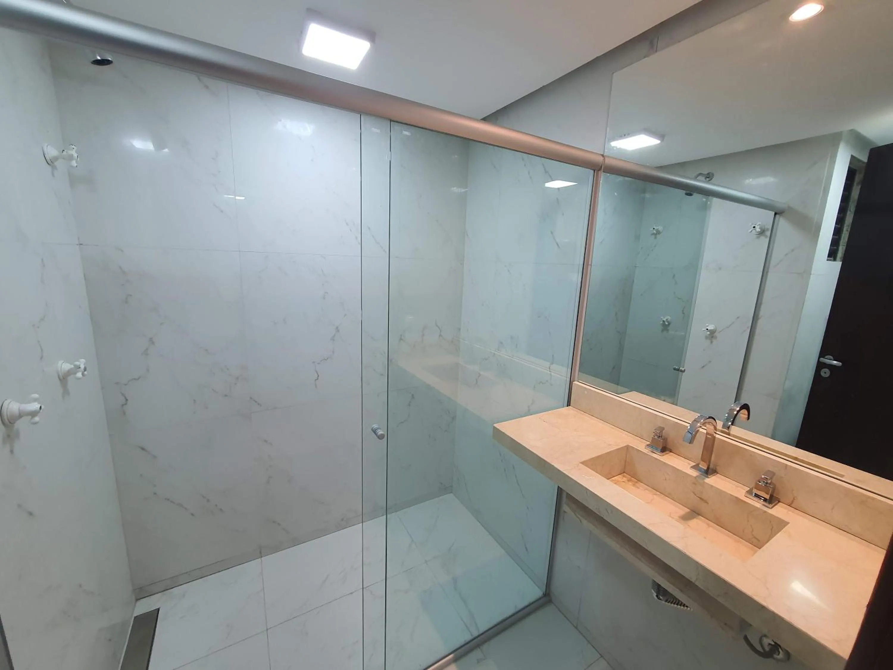 Shower in Lake Side Beira do Lago - piscina - academia - sauna- By Rei dos Flats