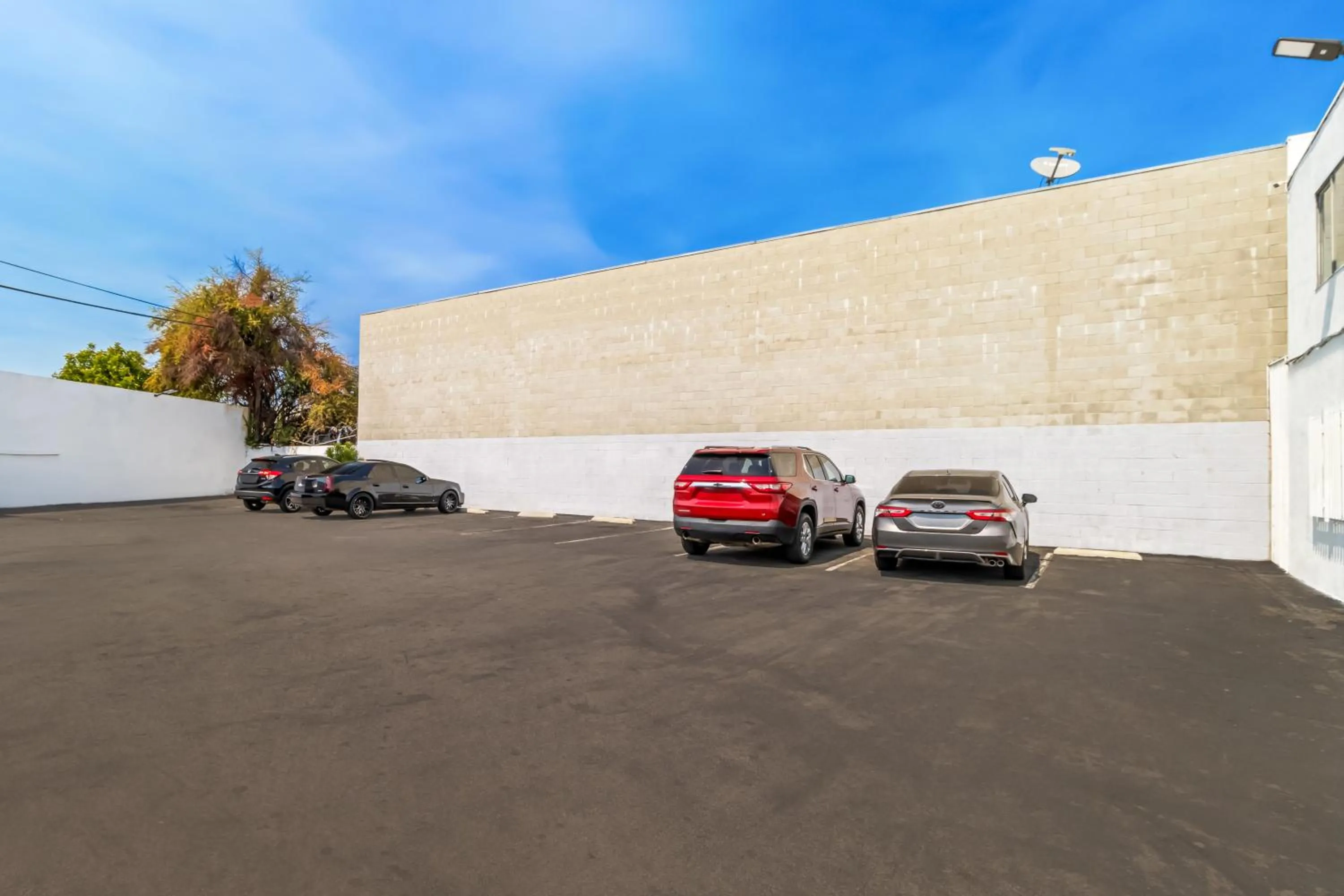 Parking in Rodeway Inn & Suites North Hollywood Burbank Airport - Universal Area