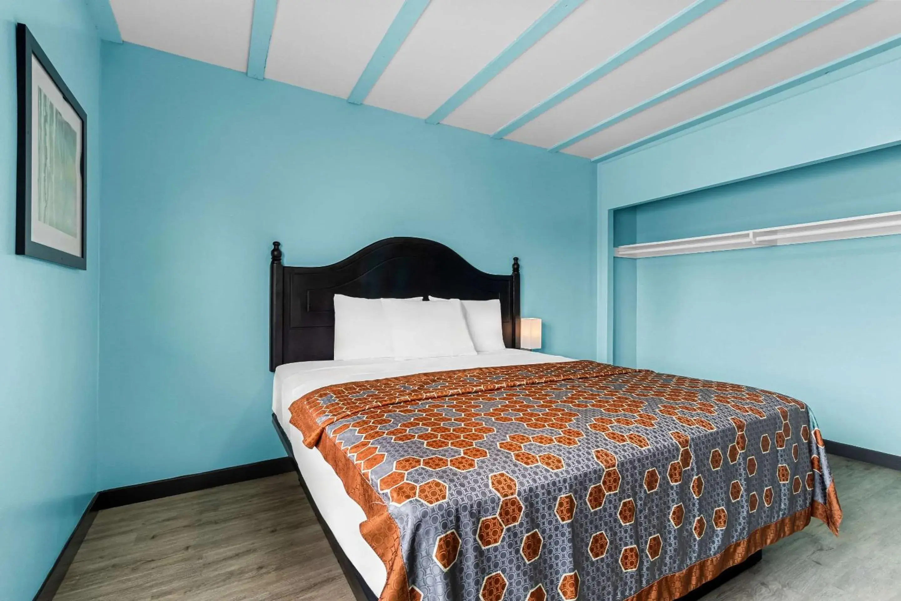 Bedroom in Rodeway Inn & Suites North Hollywood Burbank Airport - Universal Area Bedroom in Rodeway Inn & Suites North Hollywood Burbank Airport - Universal Area