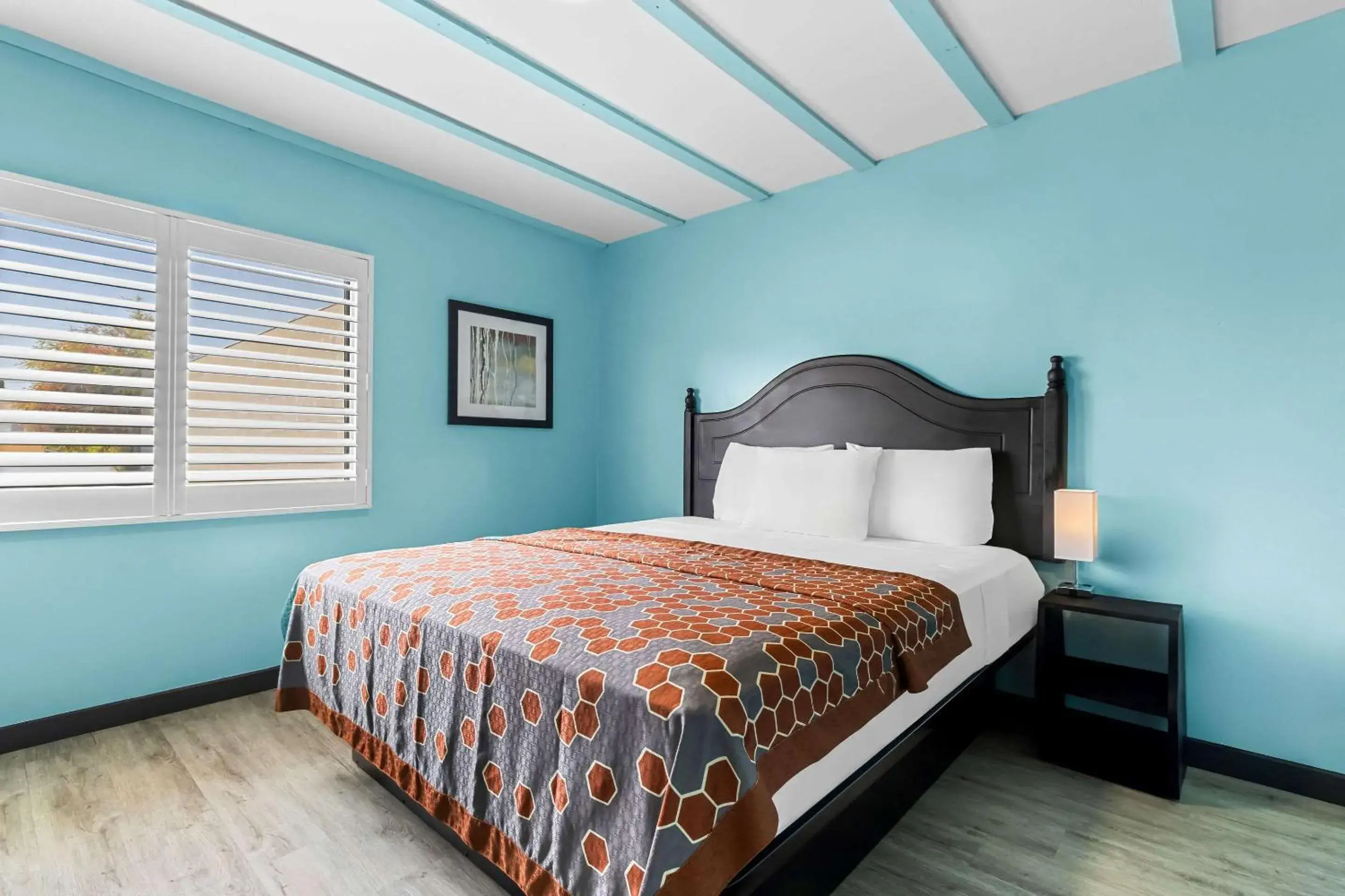 Bedroom in Rodeway Inn & Suites North Hollywood Burbank Airport - Universal Area Bedroom in Rodeway Inn & Suites North Hollywood Burbank Airport - Universal Area