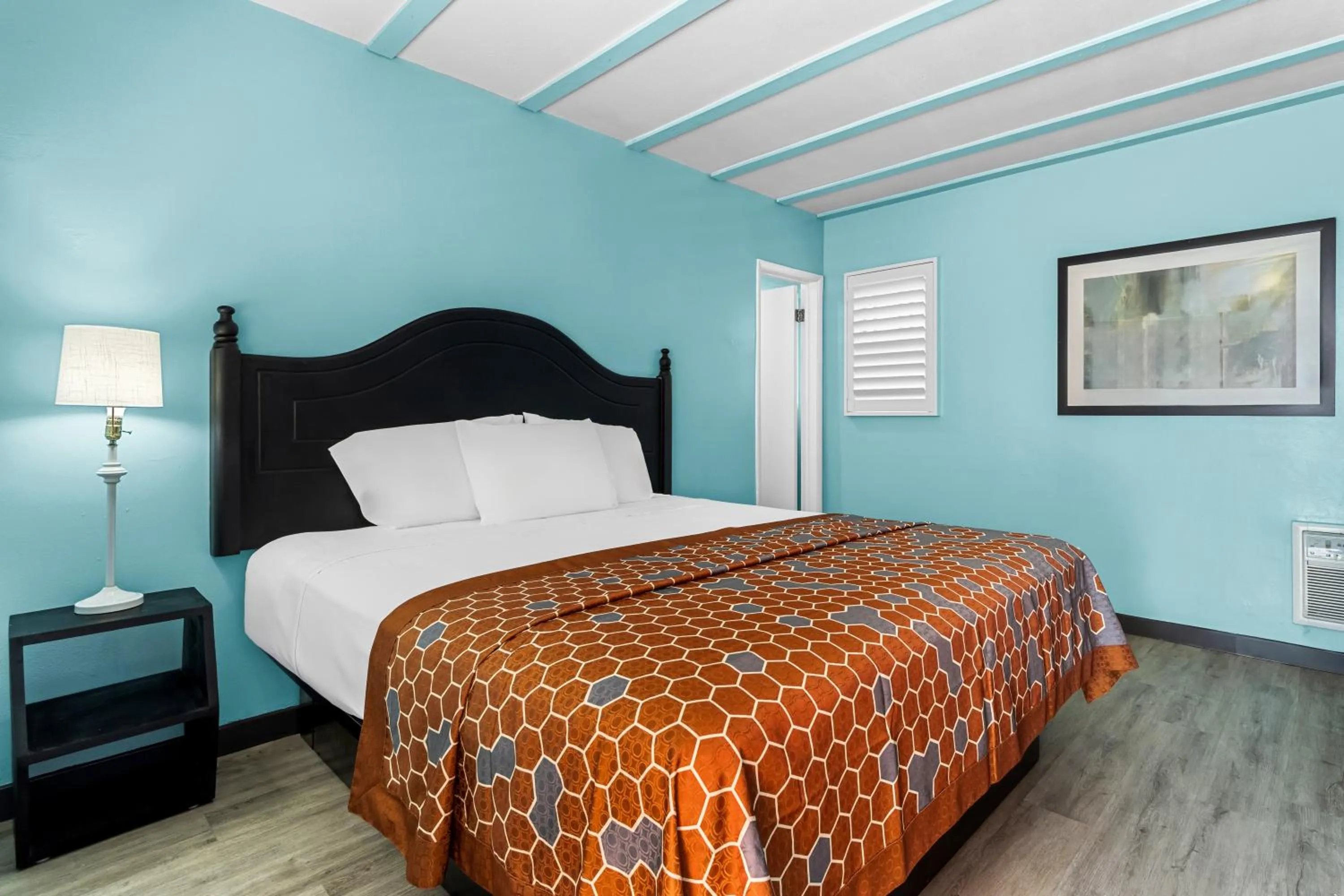 Bed in Rodeway Inn & Suites North Hollywood Burbank Airport - Universal Area