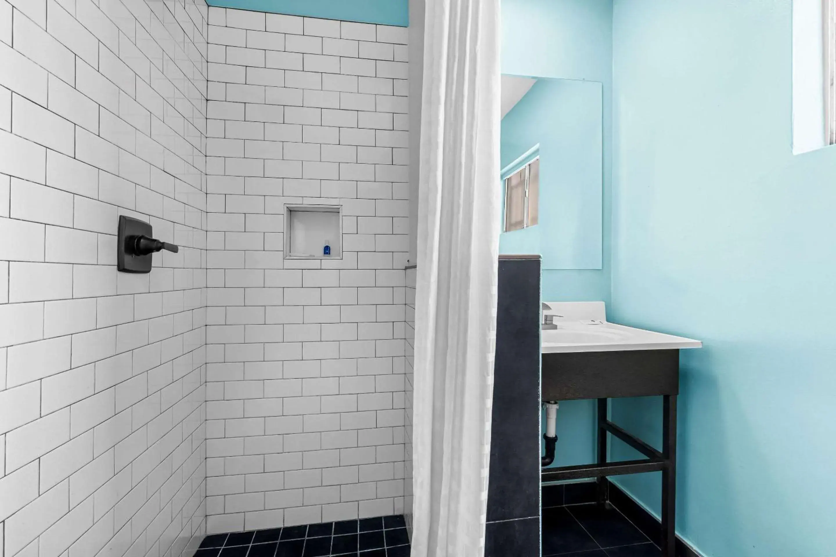 Bedroom in Rodeway Inn & Suites North Hollywood Burbank Airport - Universal Area Bedroom in Rodeway Inn & Suites North Hollywood Burbank Airport - Universal Area