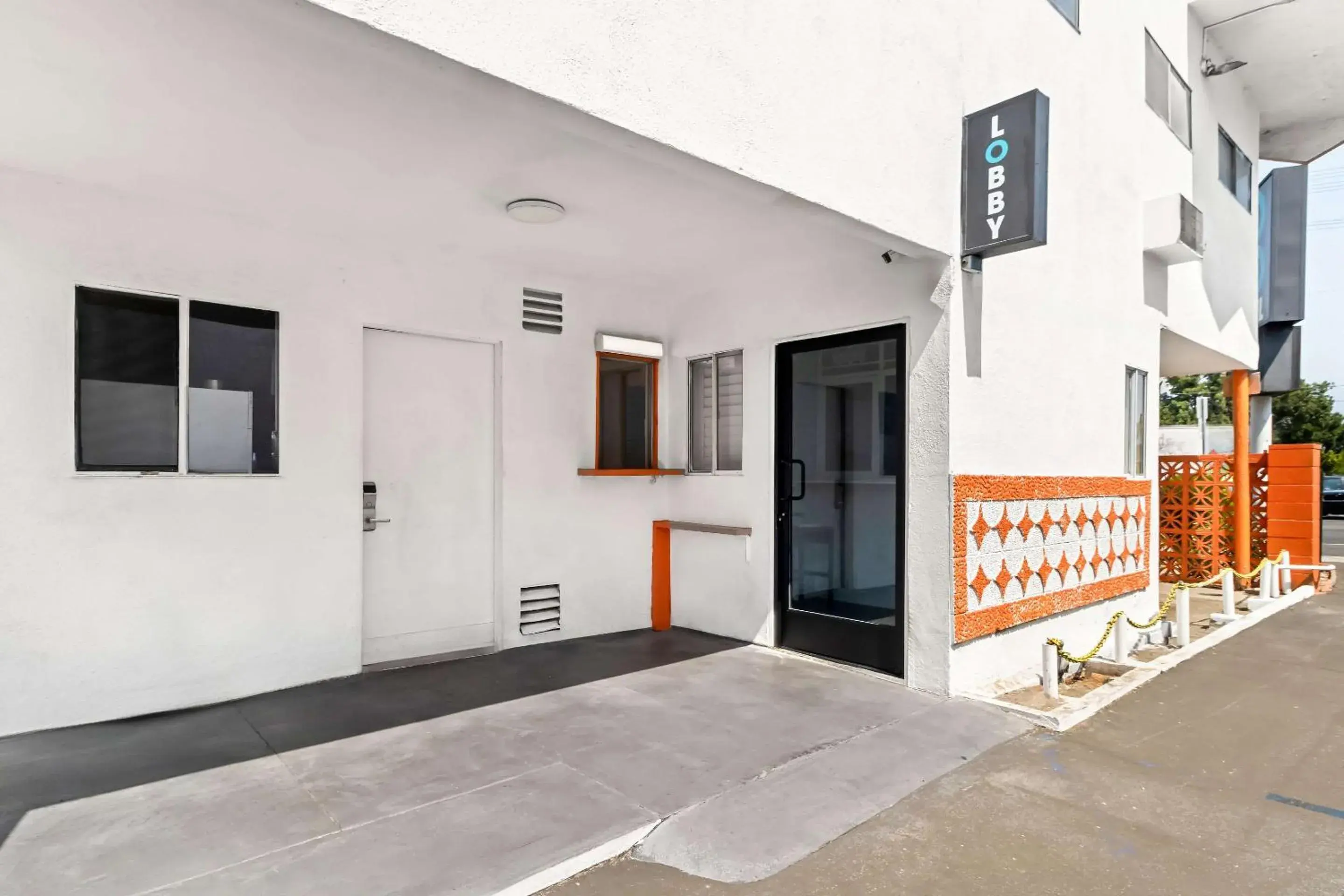 Property building in Rodeway Inn & Suites North Hollywood Burbank Airport - Universal Area Property building in Rodeway Inn & Suites North Hollywood Burbank Airport - Universal Area