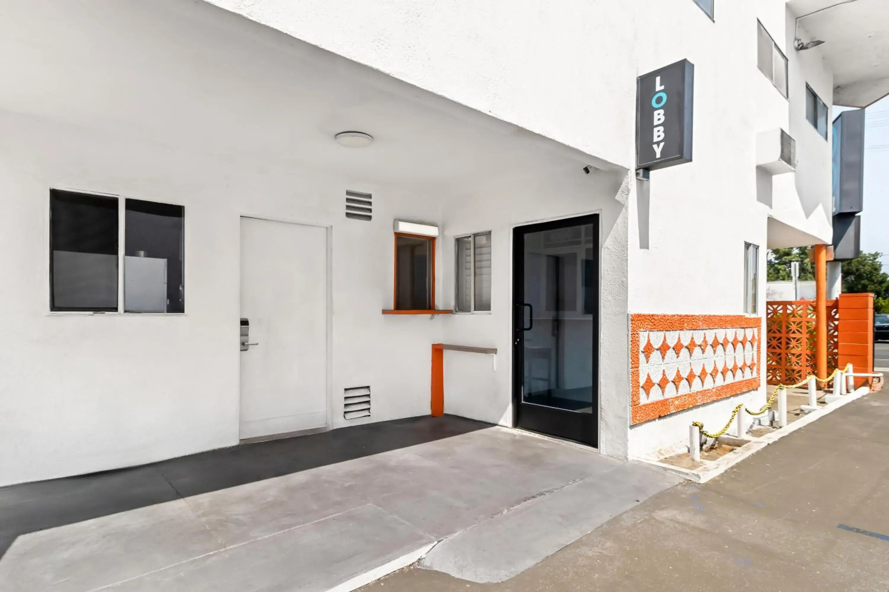 Property building in Rodeway Inn & Suites North Hollywood Burbank Airport - Universal Area Property building in Rodeway Inn & Suites North Hollywood Burbank Airport - Universal Area