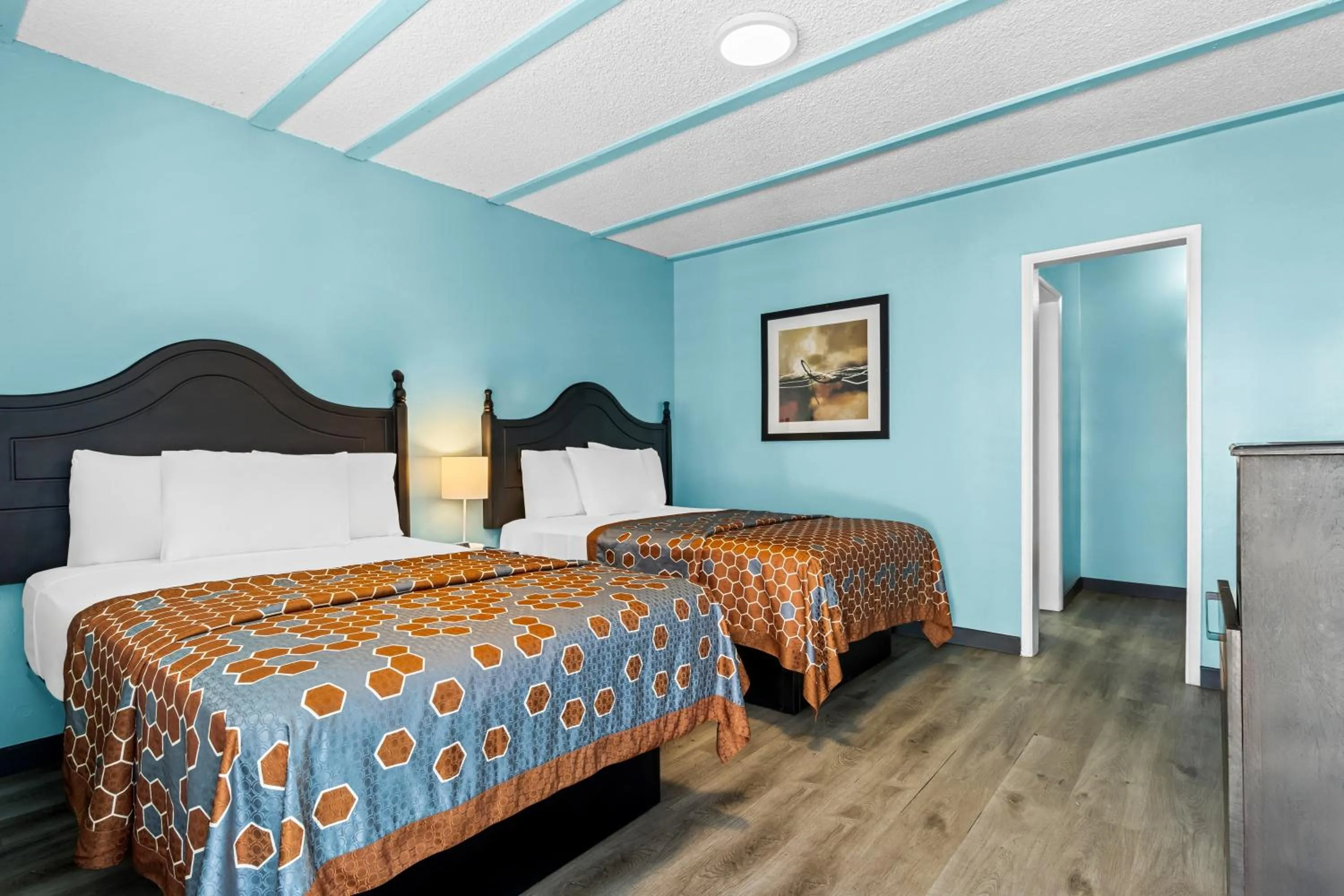 Bedroom in Rodeway Inn & Suites North Hollywood Burbank Airport - Universal Area