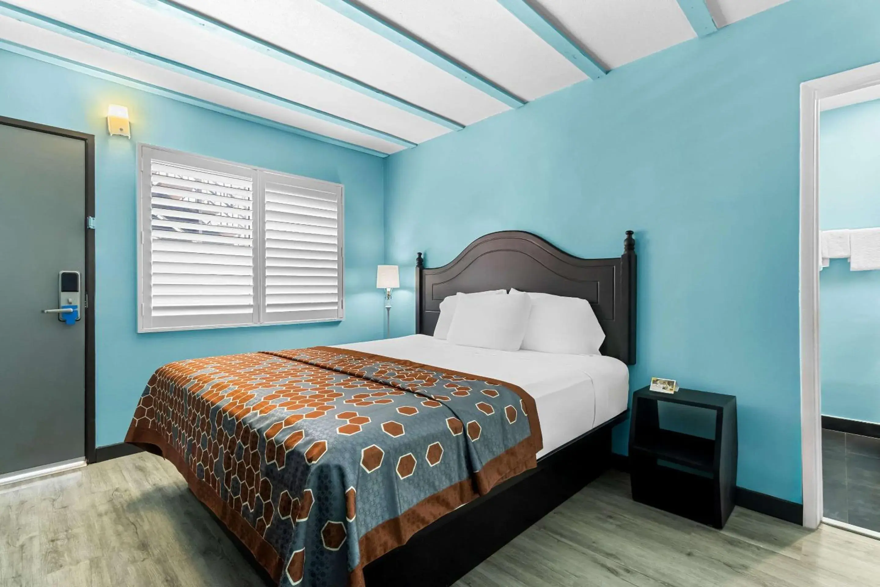 Bedroom in Rodeway Inn & Suites North Hollywood Burbank Airport - Universal Area Bedroom in Rodeway Inn & Suites North Hollywood Burbank Airport - Universal Area