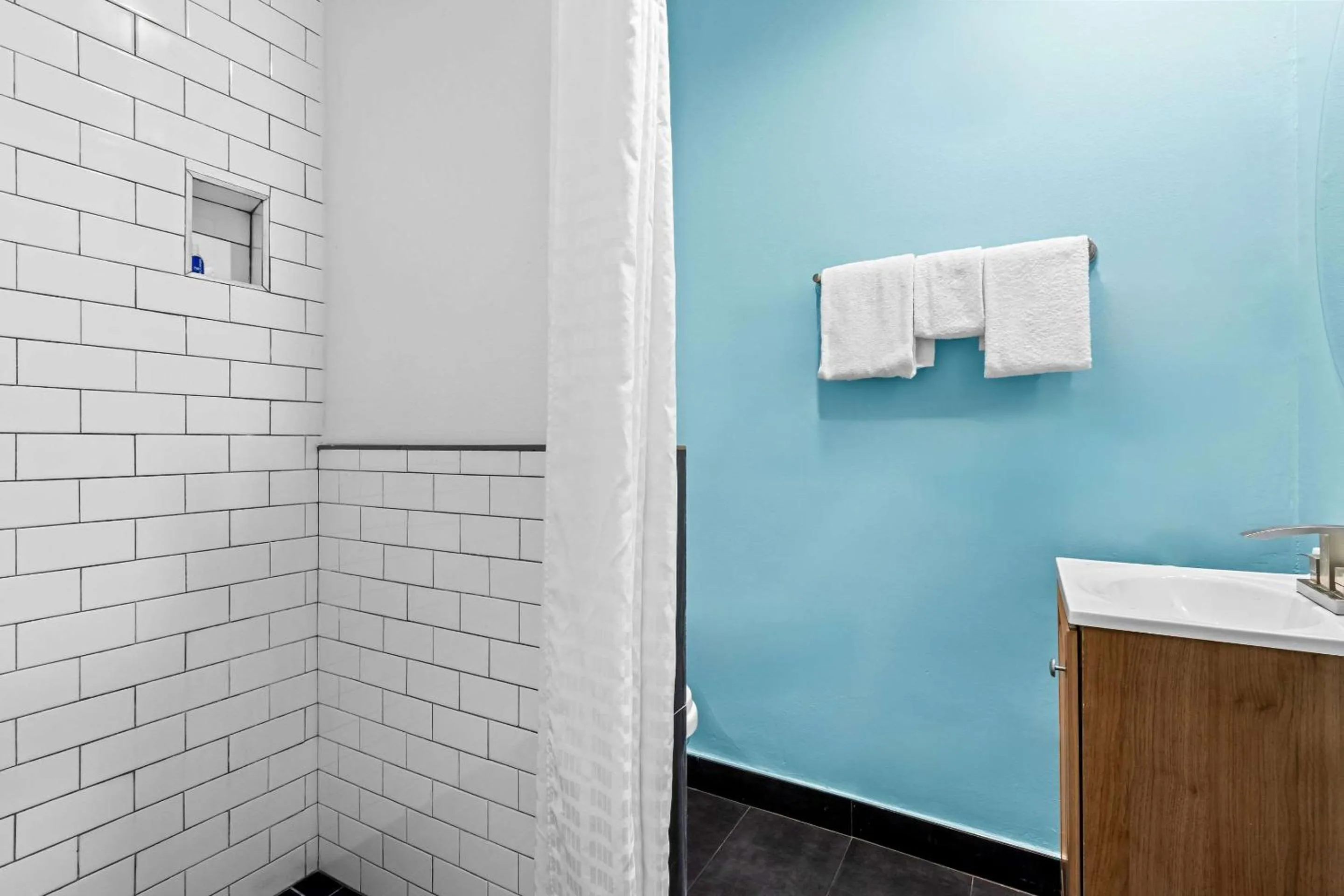 Bedroom in Rodeway Inn & Suites North Hollywood Burbank Airport - Universal Area