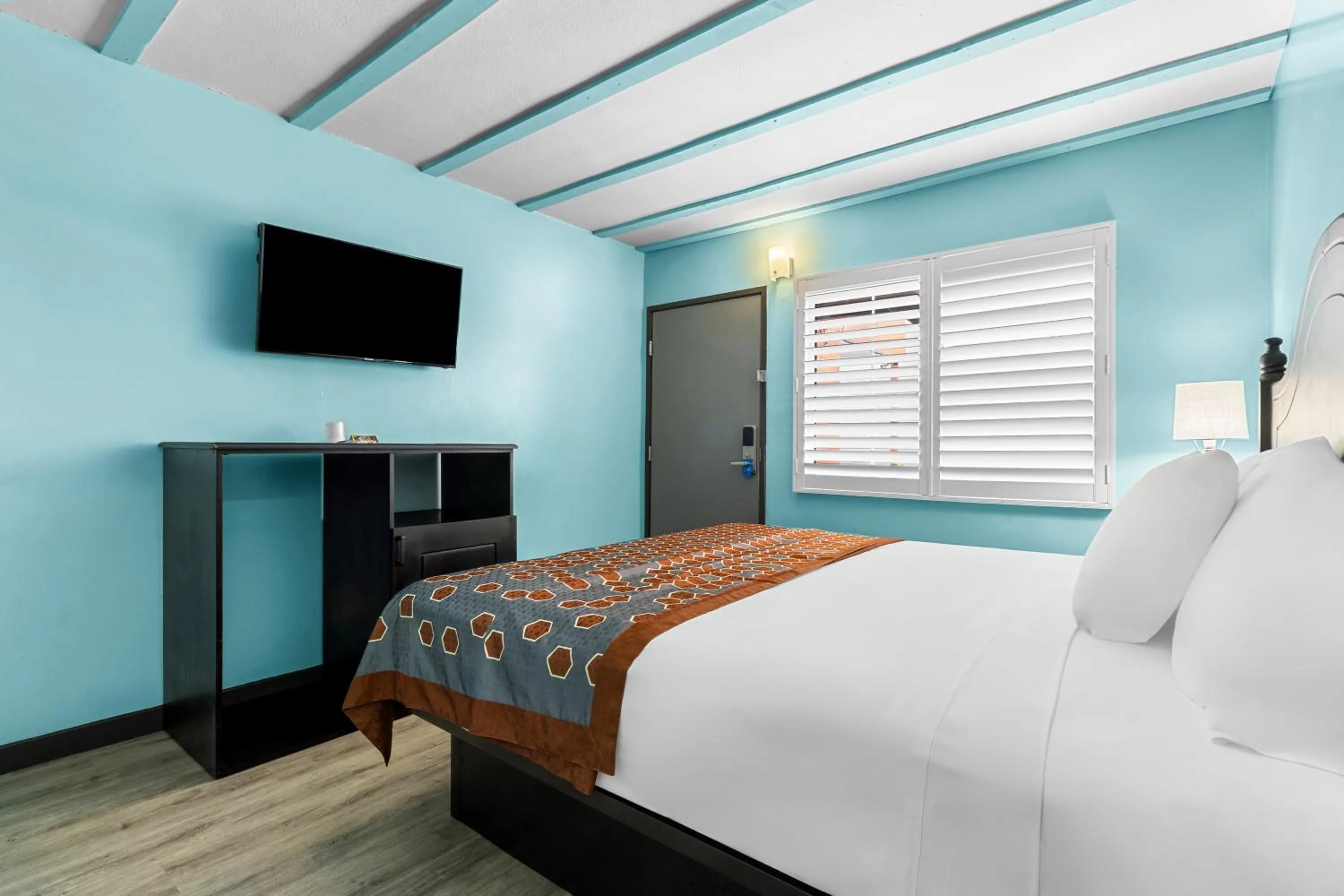 Bedroom in Rodeway Inn & Suites North Hollywood Burbank Airport - Universal Area