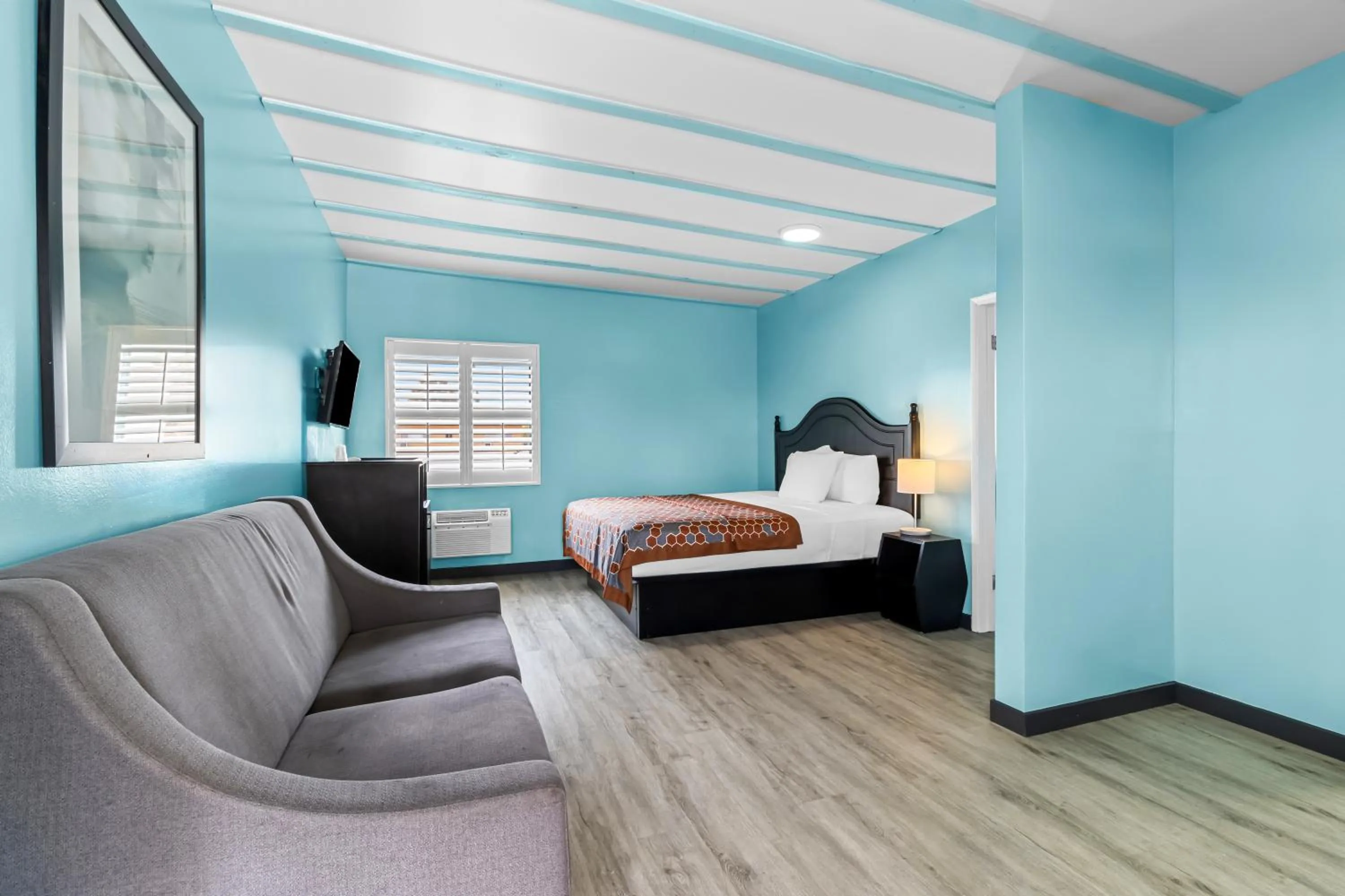 Bedroom in Rodeway Inn & Suites North Hollywood Burbank Airport - Universal Area