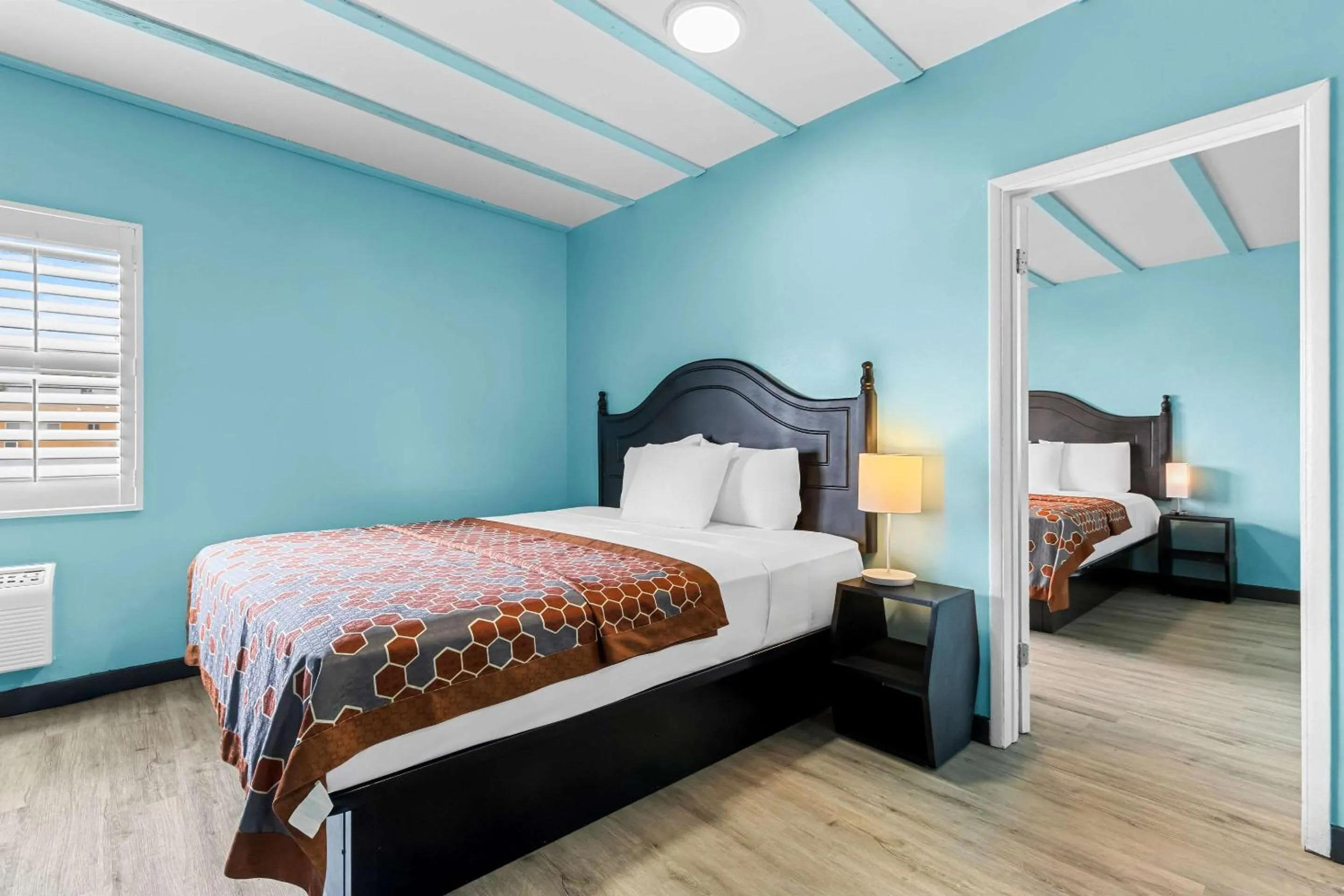 Bedroom in Rodeway Inn & Suites North Hollywood Burbank Airport - Universal Area