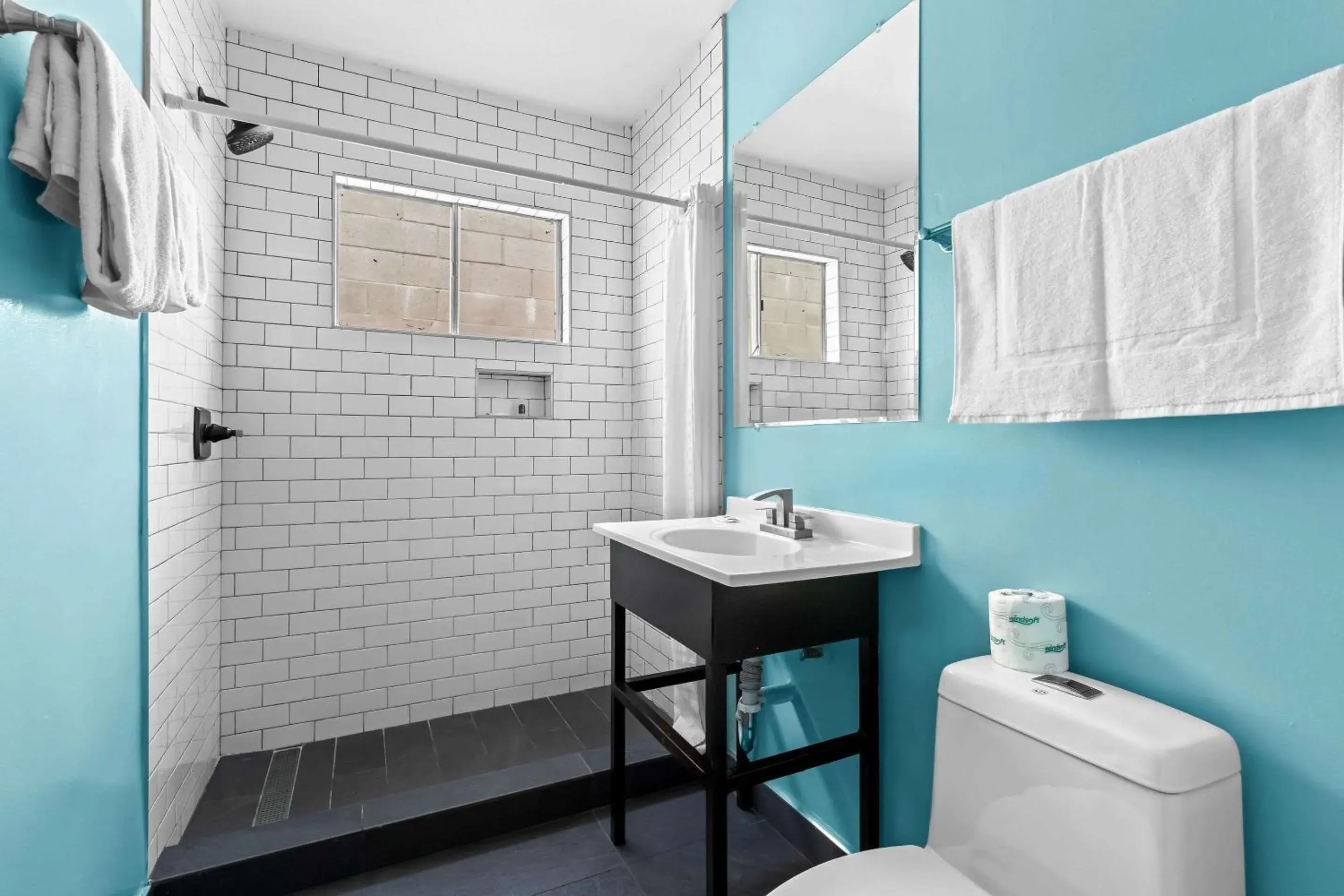 Bedroom in Rodeway Inn & Suites North Hollywood Burbank Airport - Universal Area Bedroom in Rodeway Inn & Suites North Hollywood Burbank Airport - Universal Area