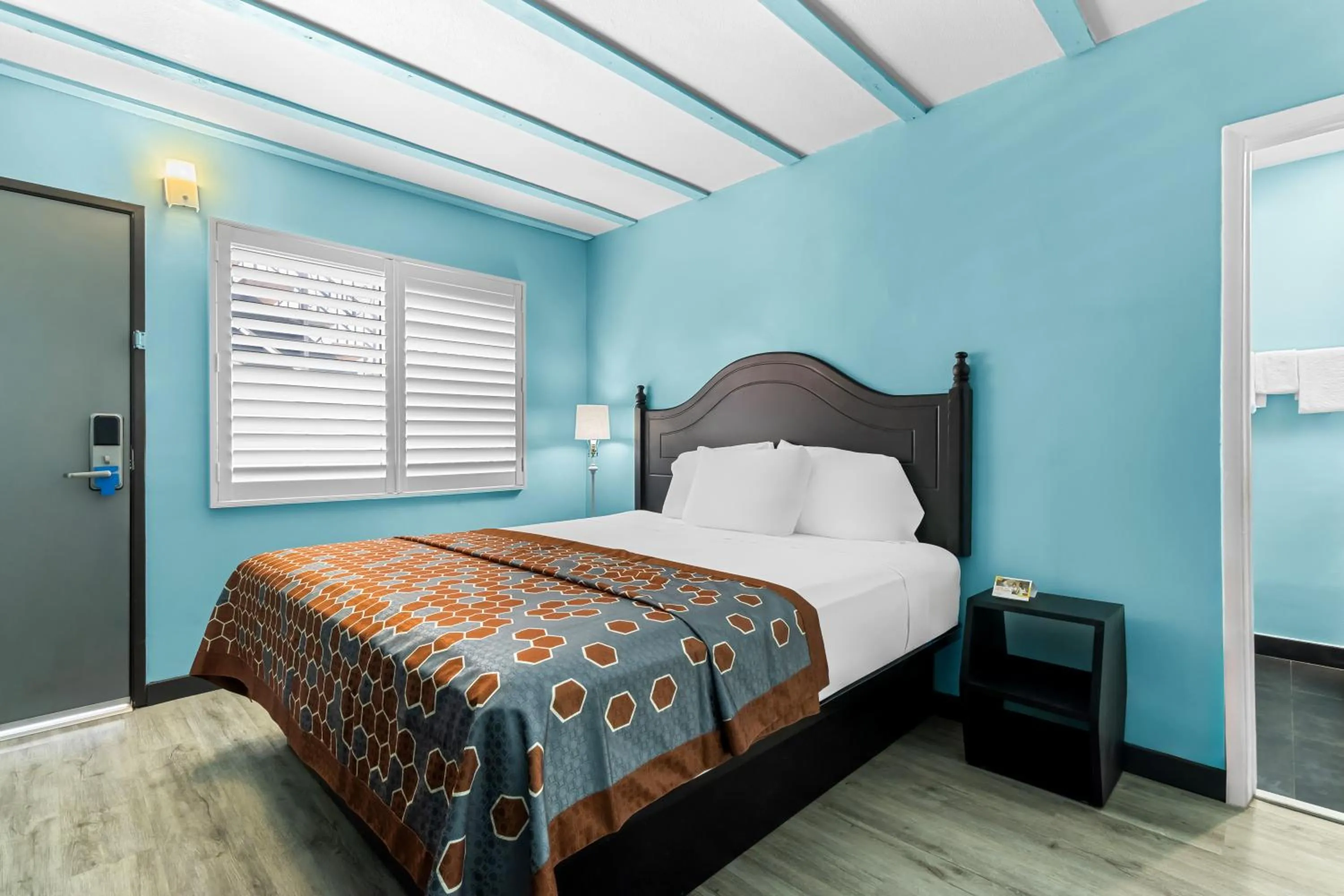 Bed in Rodeway Inn & Suites North Hollywood Burbank Airport - Universal Area