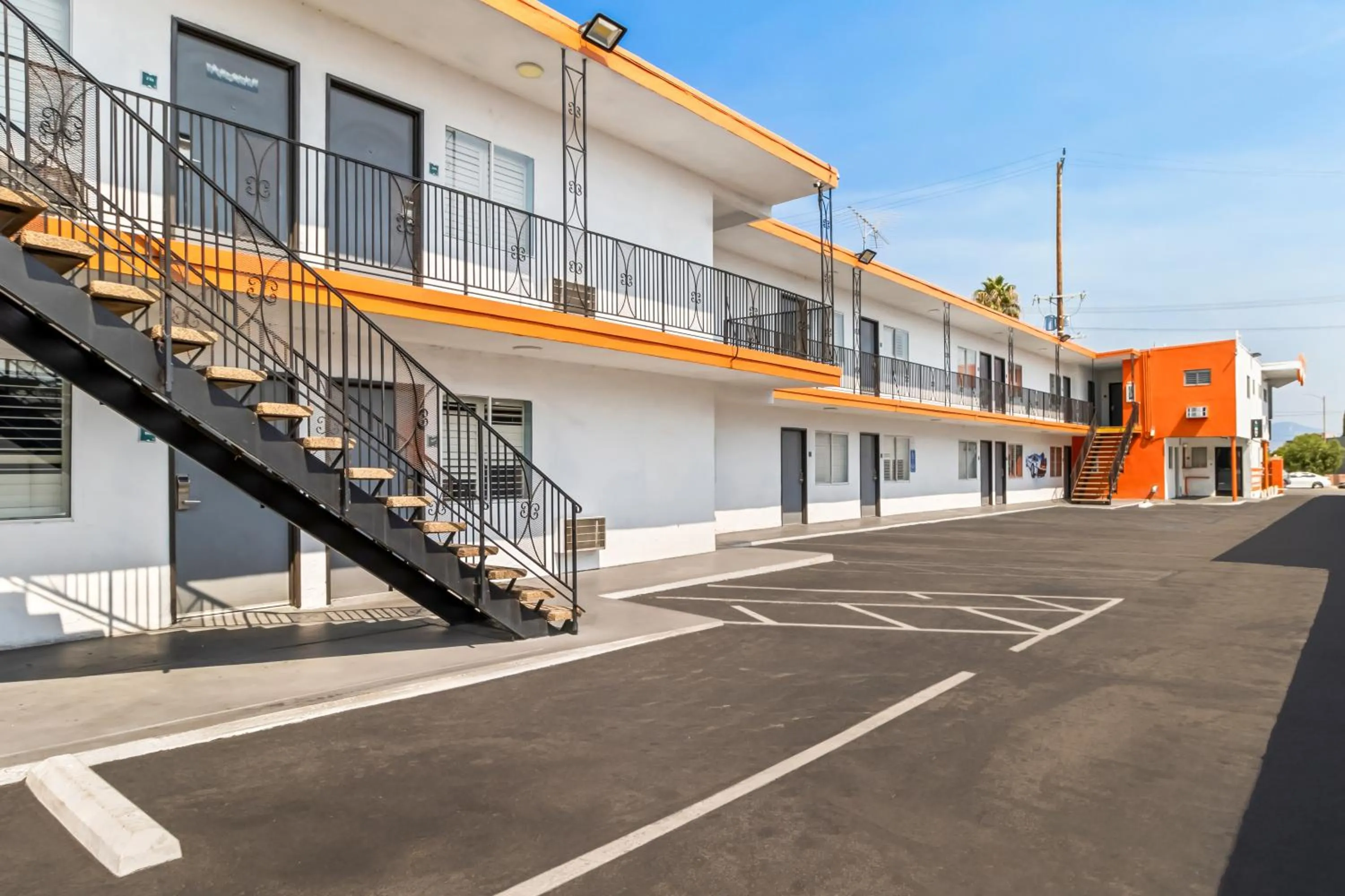 Property building in Rodeway Inn & Suites North Hollywood Burbank Airport - Universal Area