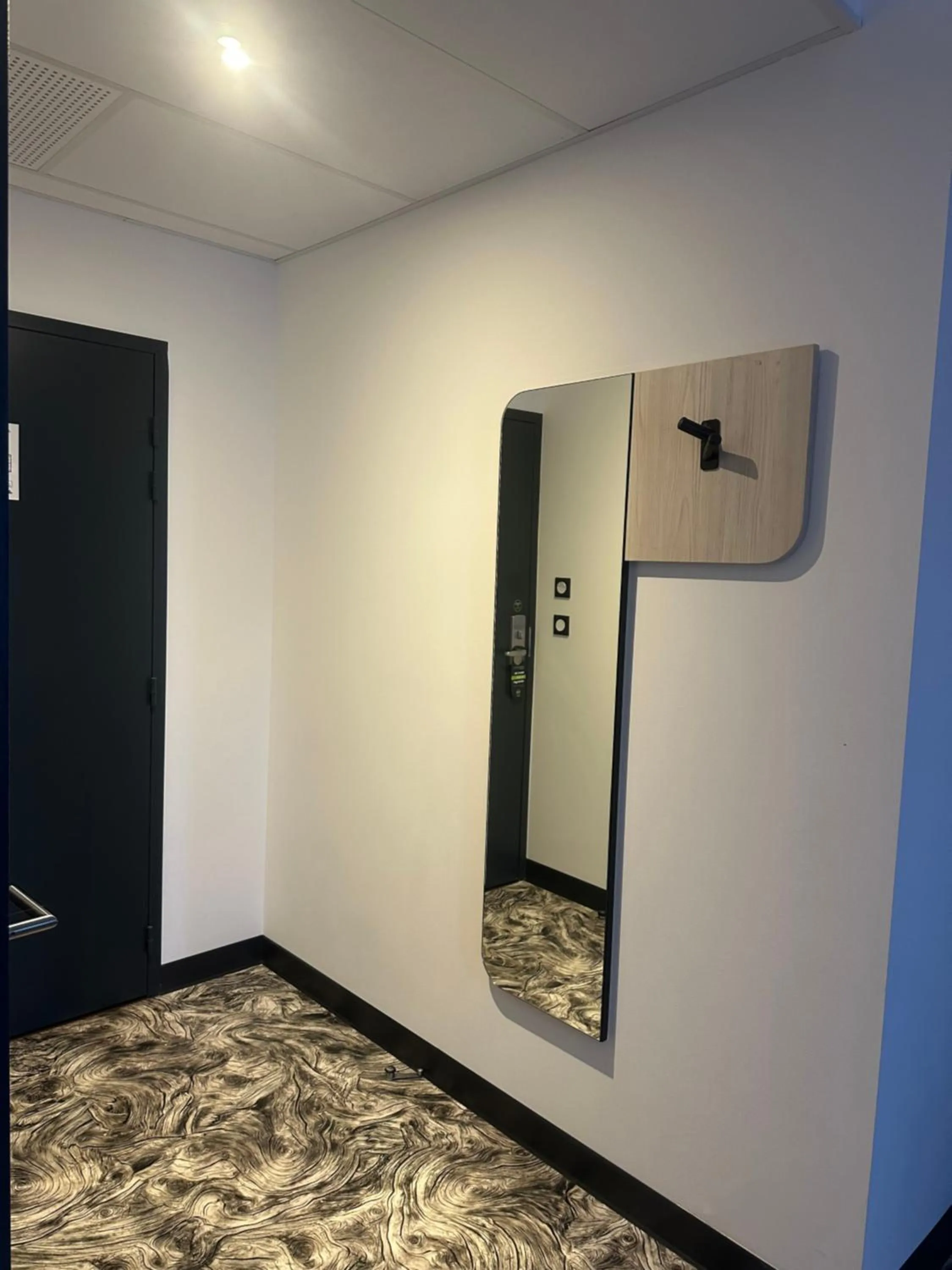 wardrobe in B&B HOTEL PERPIGNAN Nord Aéroport