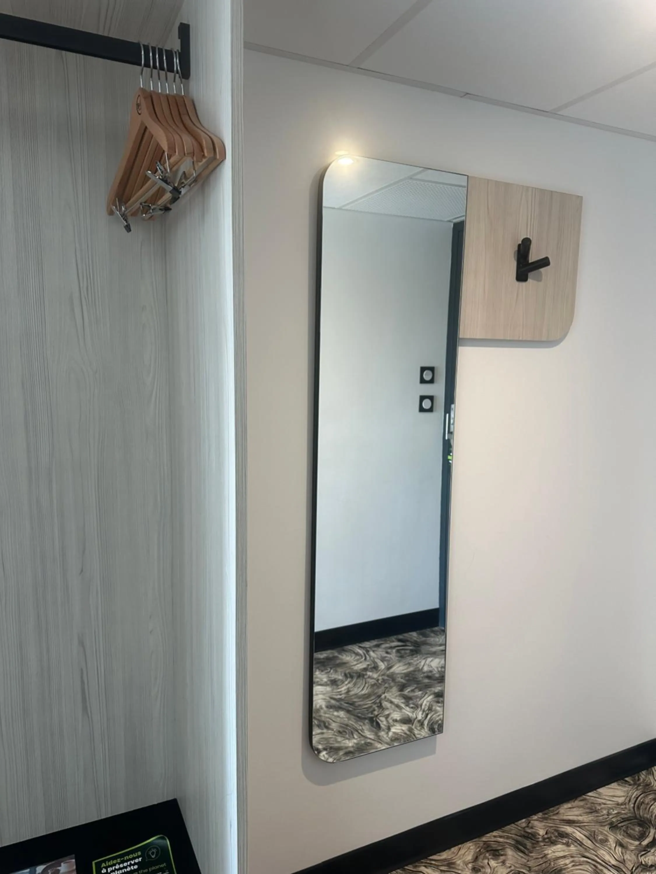 wardrobe in B&B HOTEL PERPIGNAN Nord Aéroport