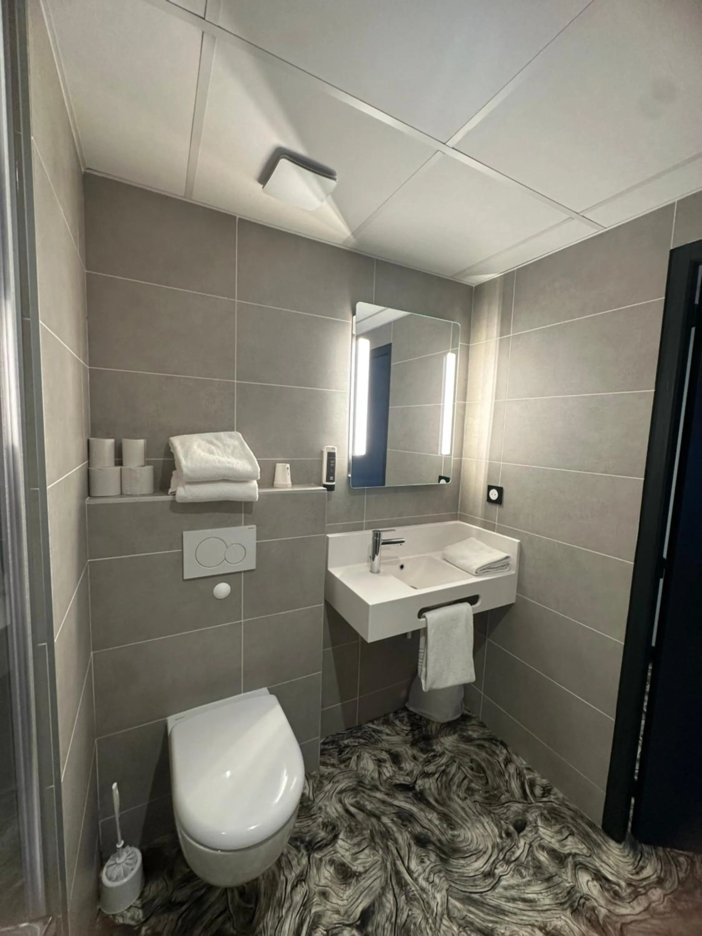 Toilet in B&B HOTEL PERPIGNAN Nord Aéroport