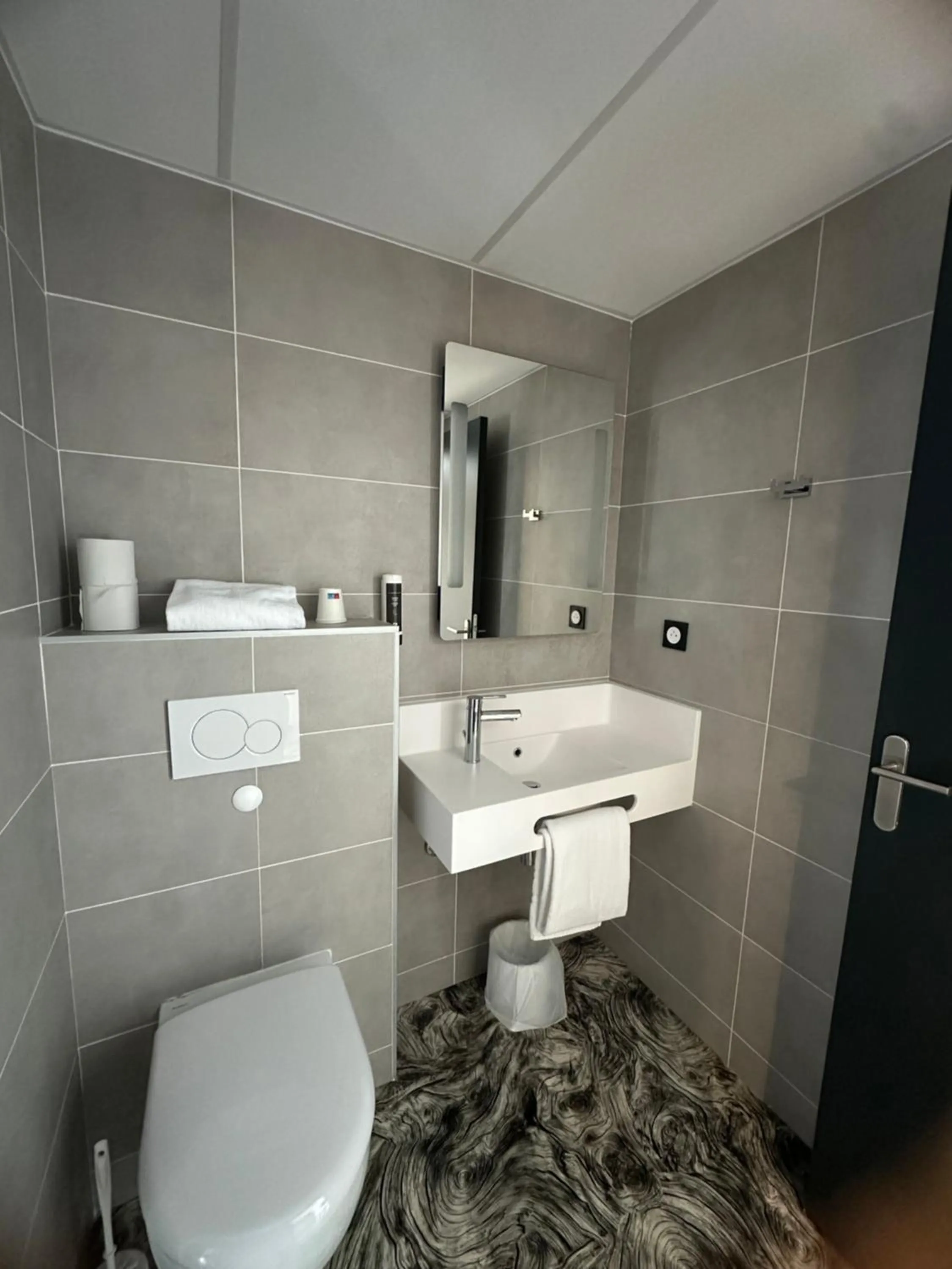 Toilet in B&B HOTEL PERPIGNAN Nord Aéroport