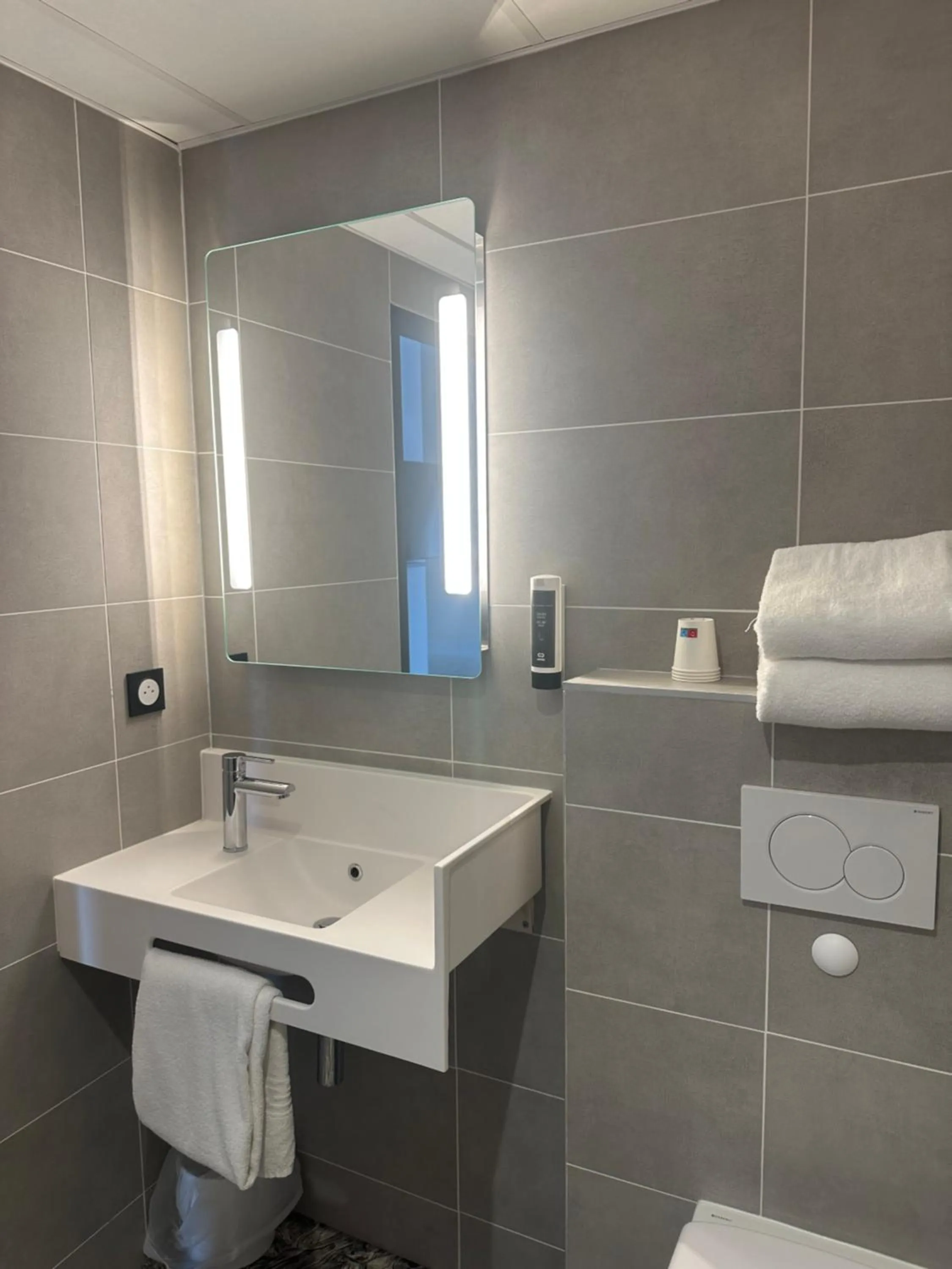 Bathroom in B&B HOTEL PERPIGNAN Nord Aéroport