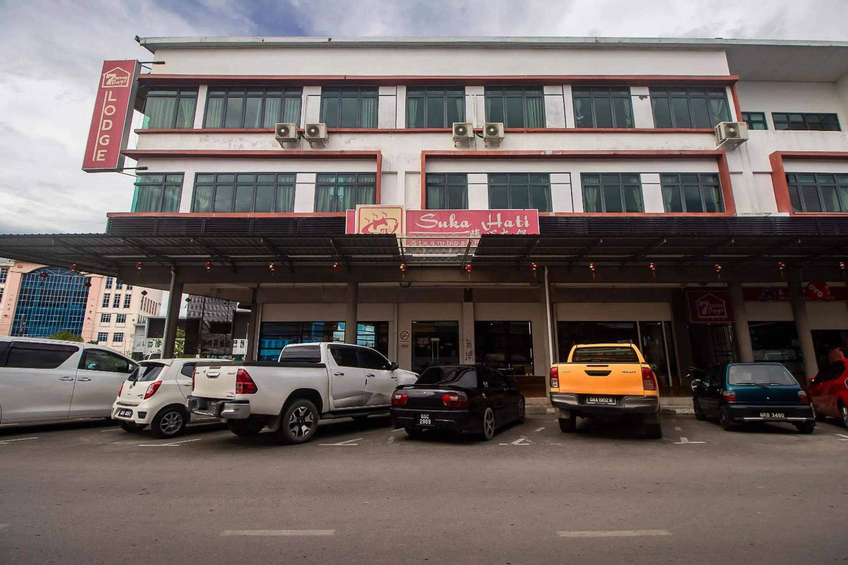 Facade/entrance, Property Building in OYO 90102 7 Days Lodge