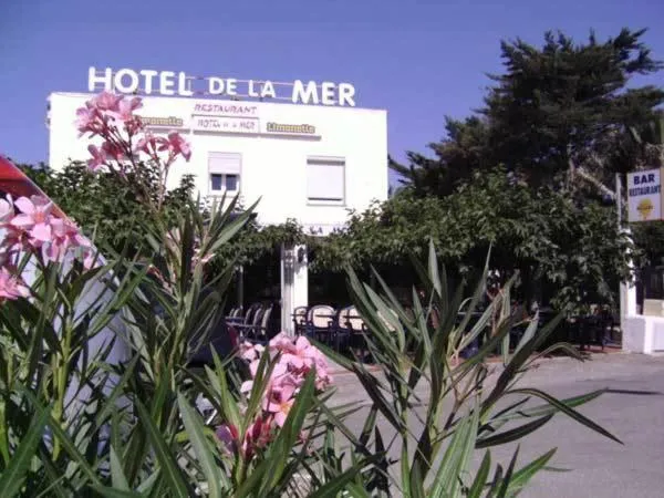 Property building in Hotel De La Mer