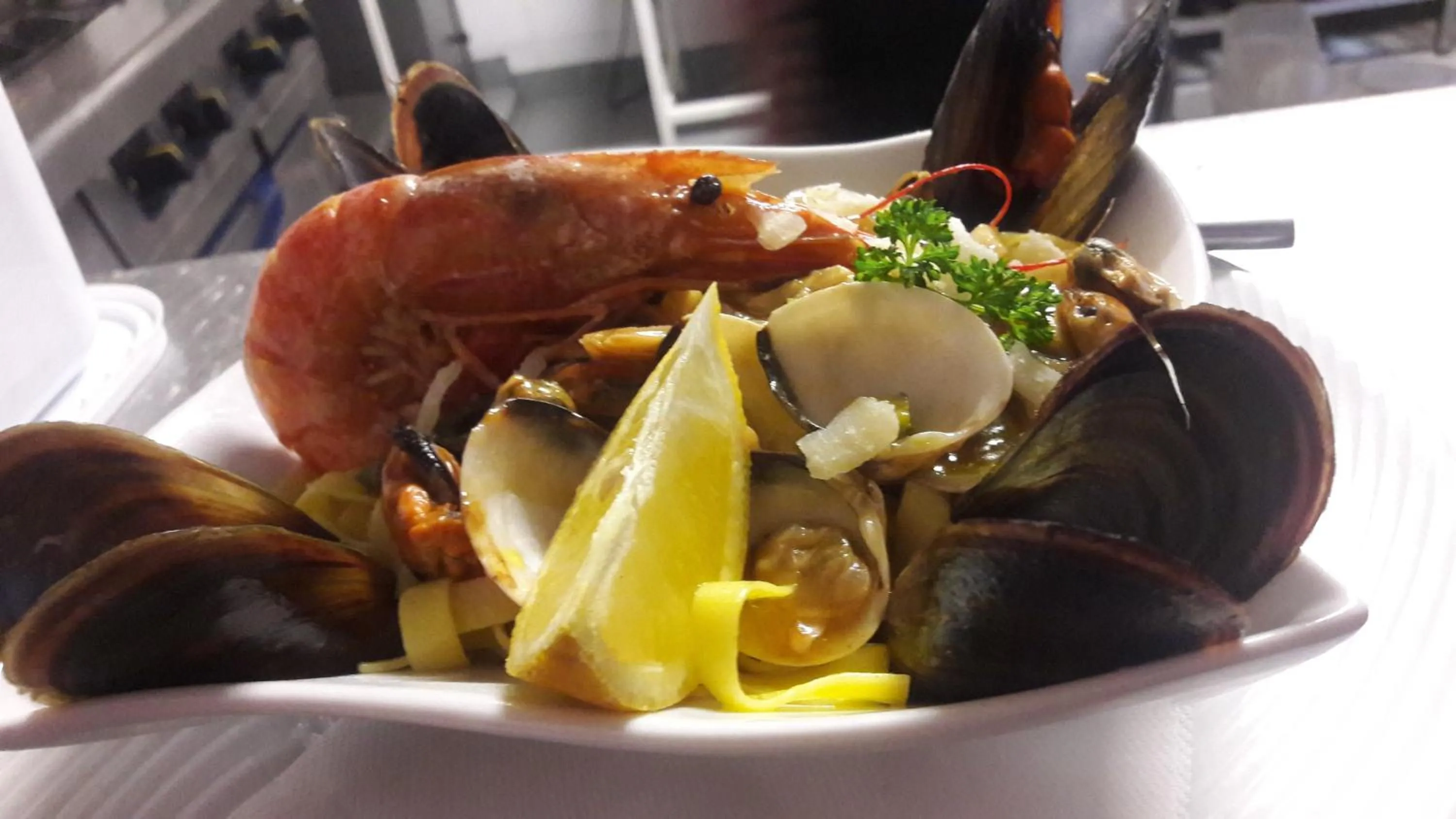 Restaurant/places to eat in Hotel De La Mer