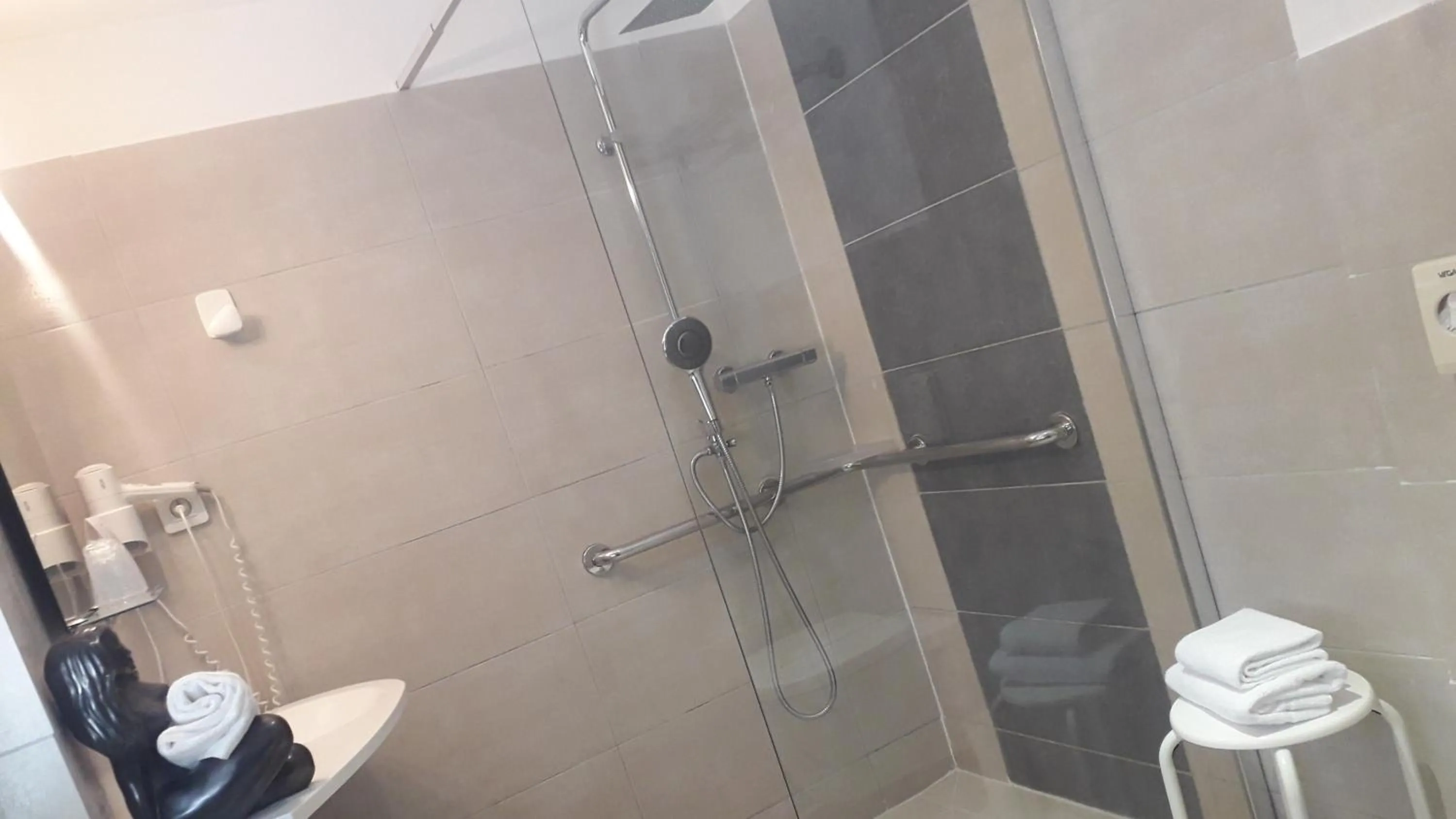 Shower in Hotel De La Mer