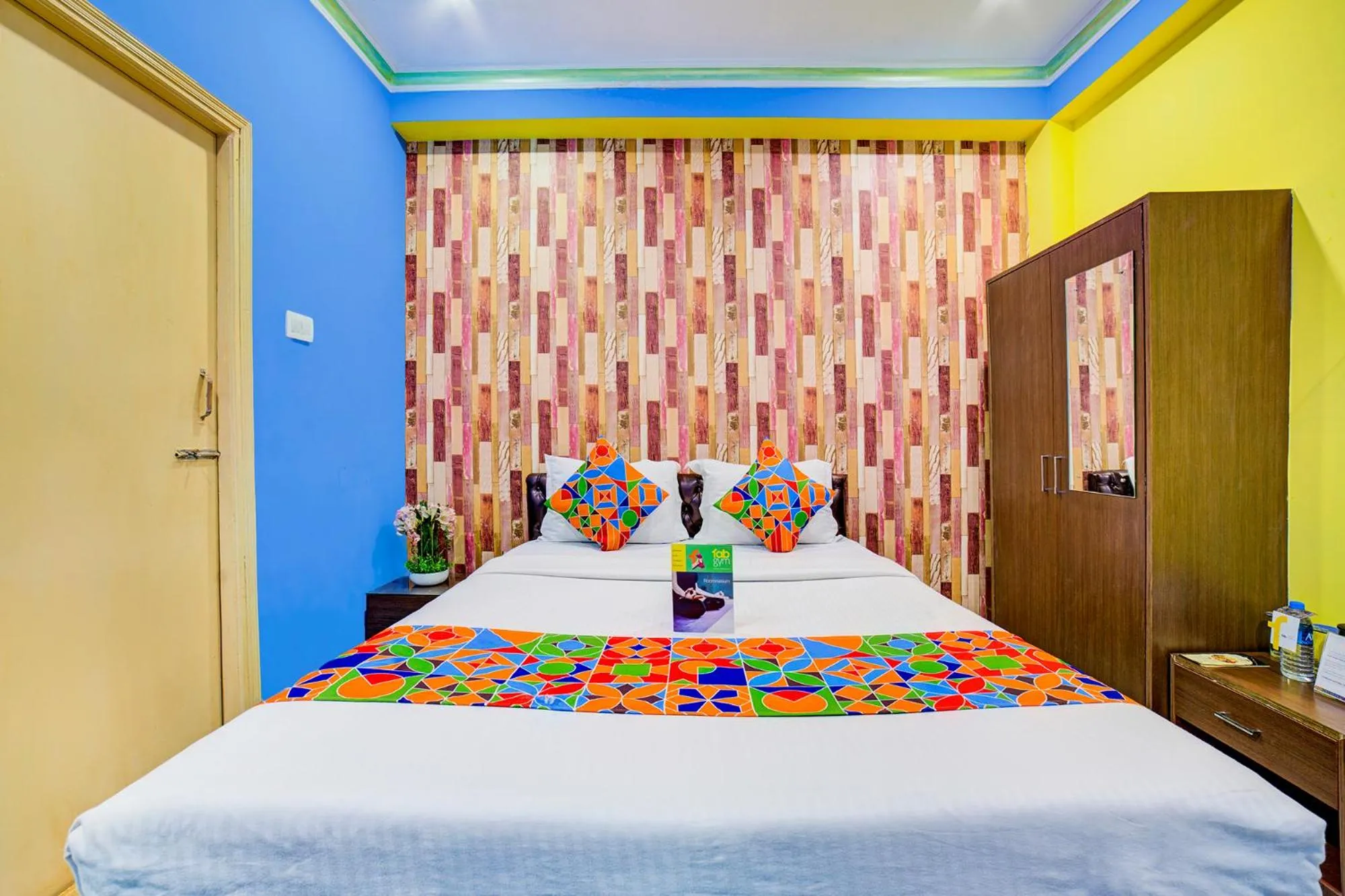 Bed in FabExpress Nest - Nr Park Street Metro Station