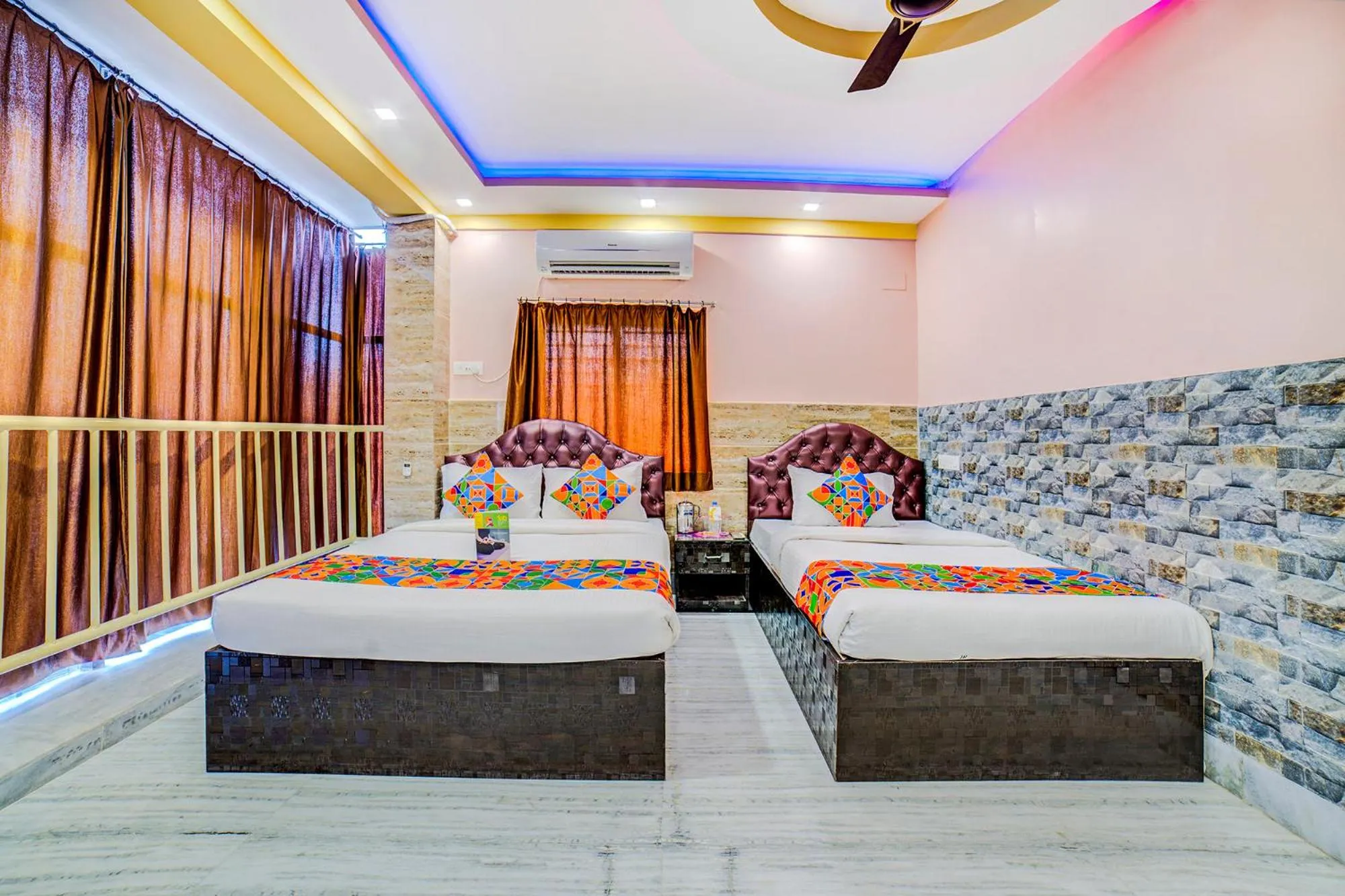 Bed in FabExpress Nest - Nr Park Street Metro Station