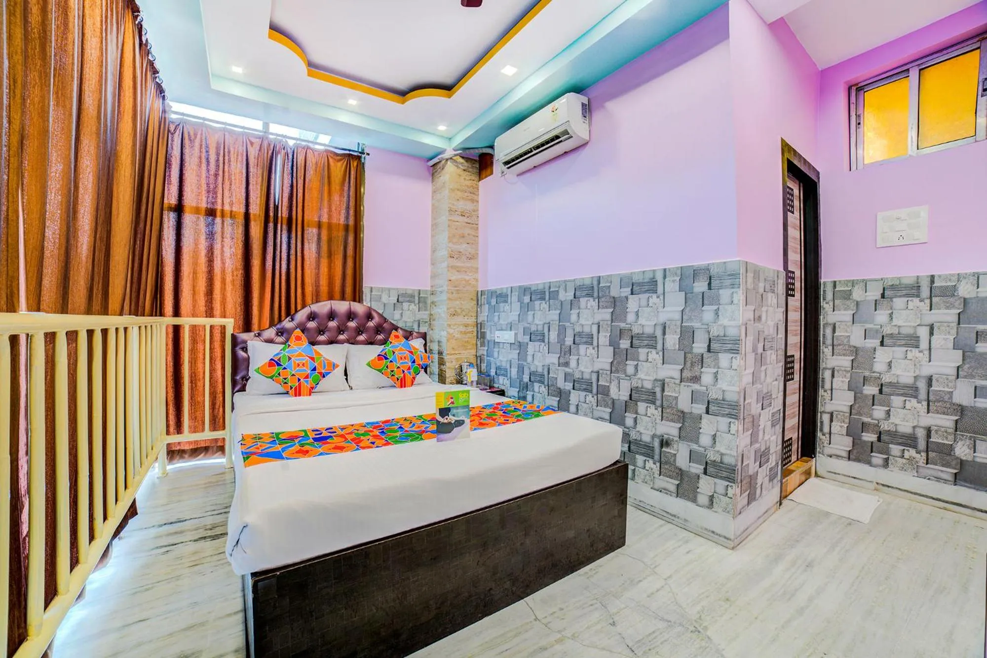 Bed in FabExpress Nest - Nr Park Street Metro Station