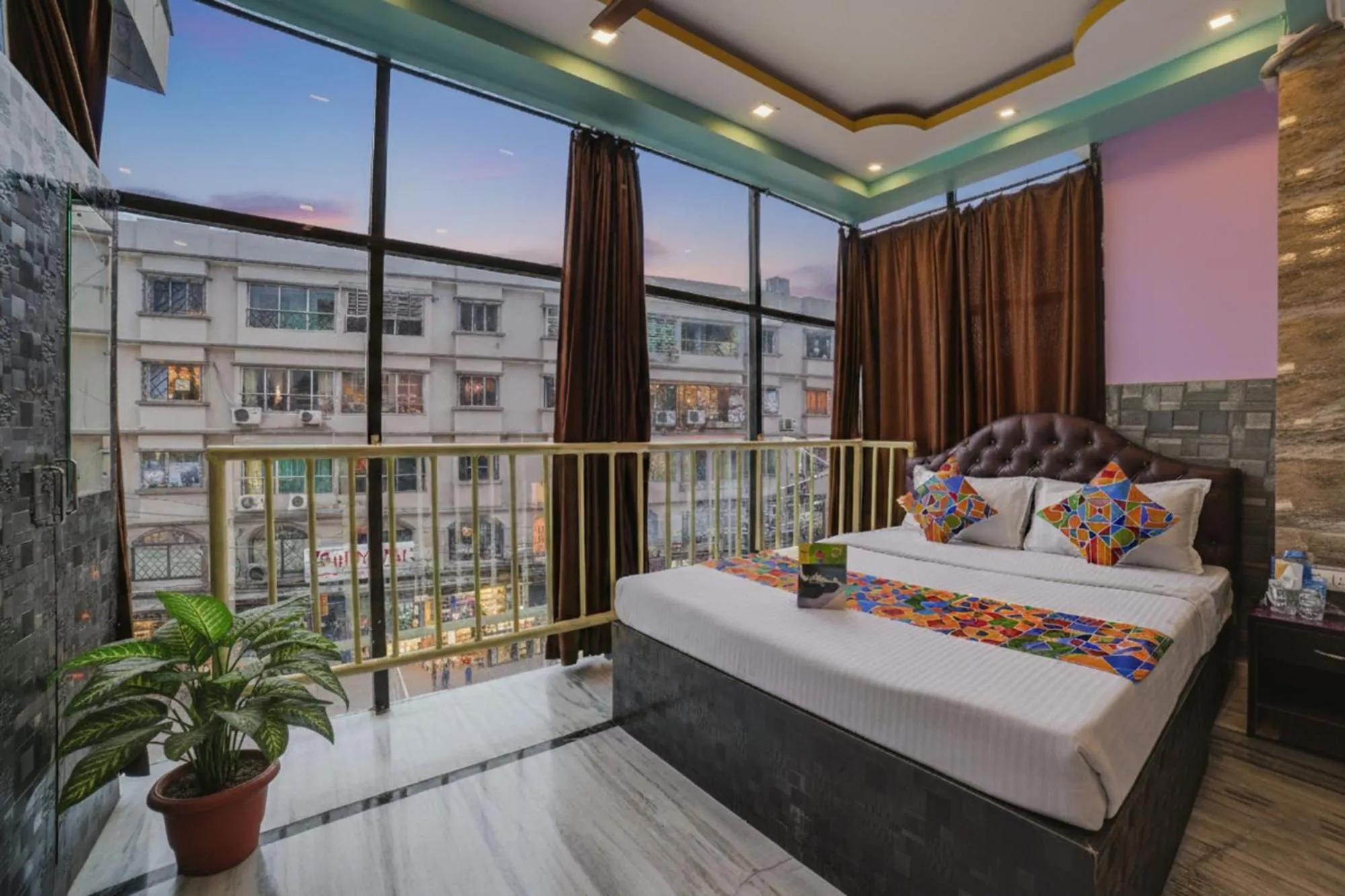 Bed in FabExpress Nest - Nr Park Street Metro Station