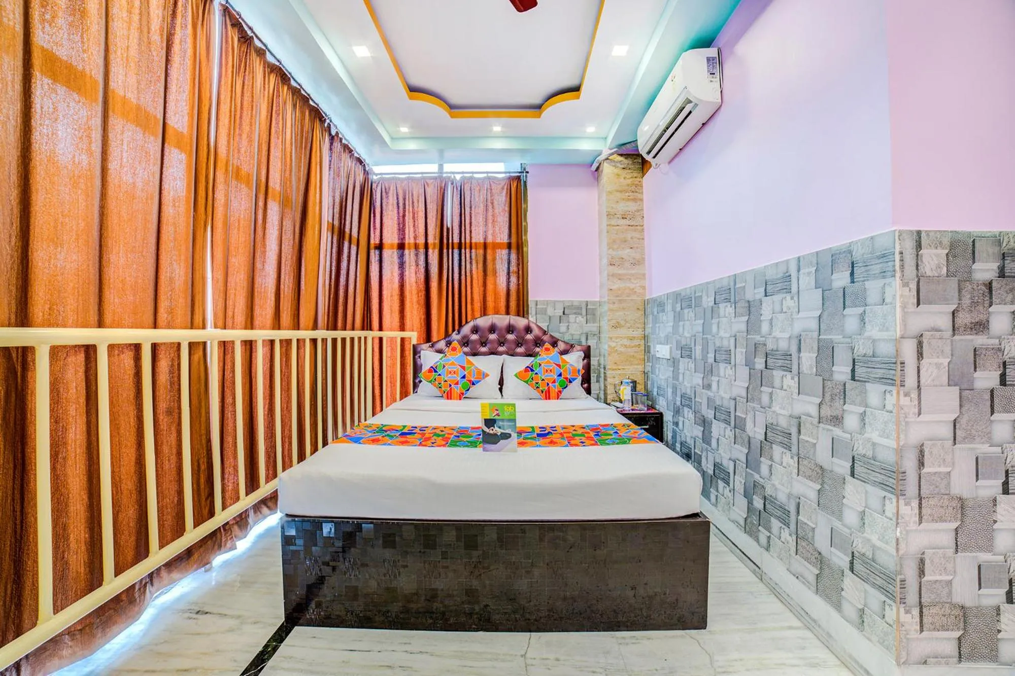 Bed in FabExpress Nest - Nr Park Street Metro Station